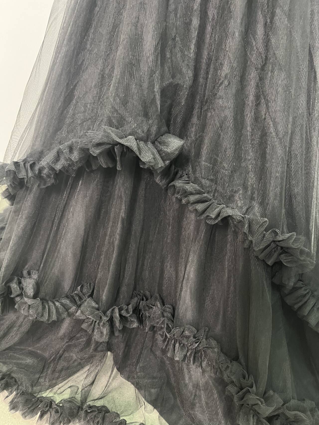 パーティードレス デザイン感 ブラック キャミソール ラッフルフリル ソフトチュール Vネック 背中見せ 拳式