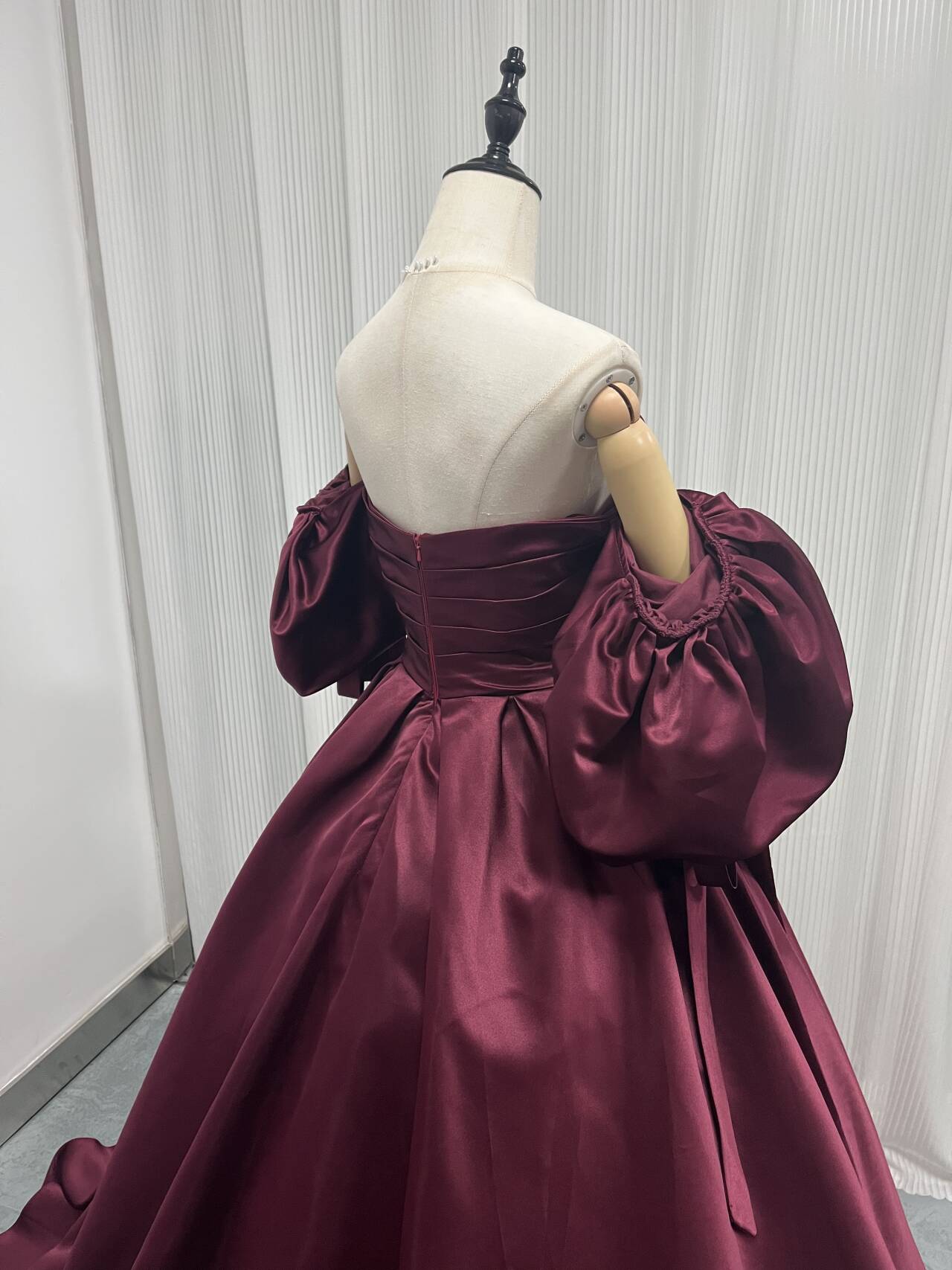 美品！カラードレス ボルドー色 ベアトップ 取り外し袖 ファスナー 光沢サテン プリンセスライン 結婚式 前撮り