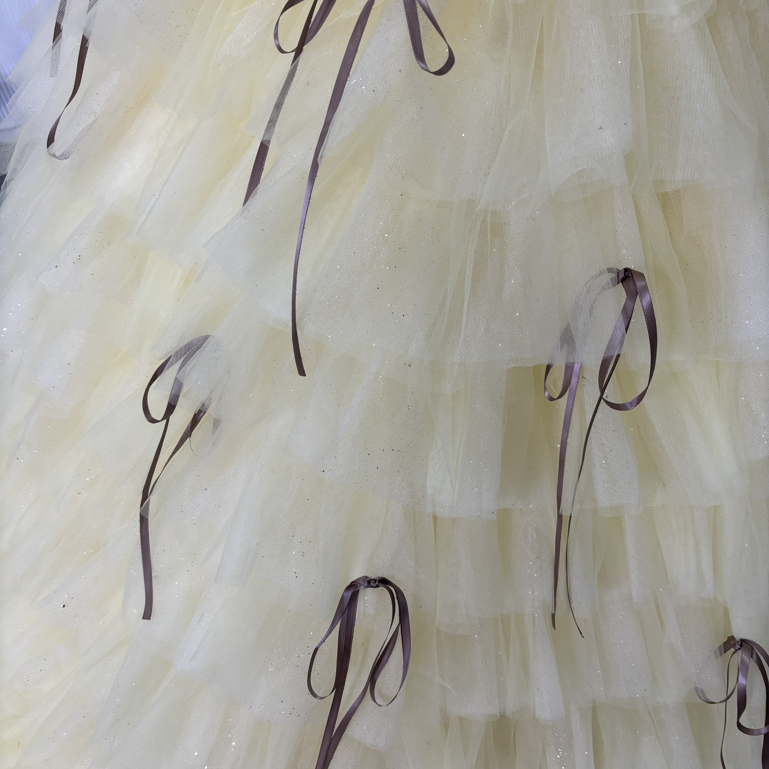 カラードレス パステルイエロー ベアトップ 柔らかく重ねたチュールスカート リボン キラキラチュール 前撮り