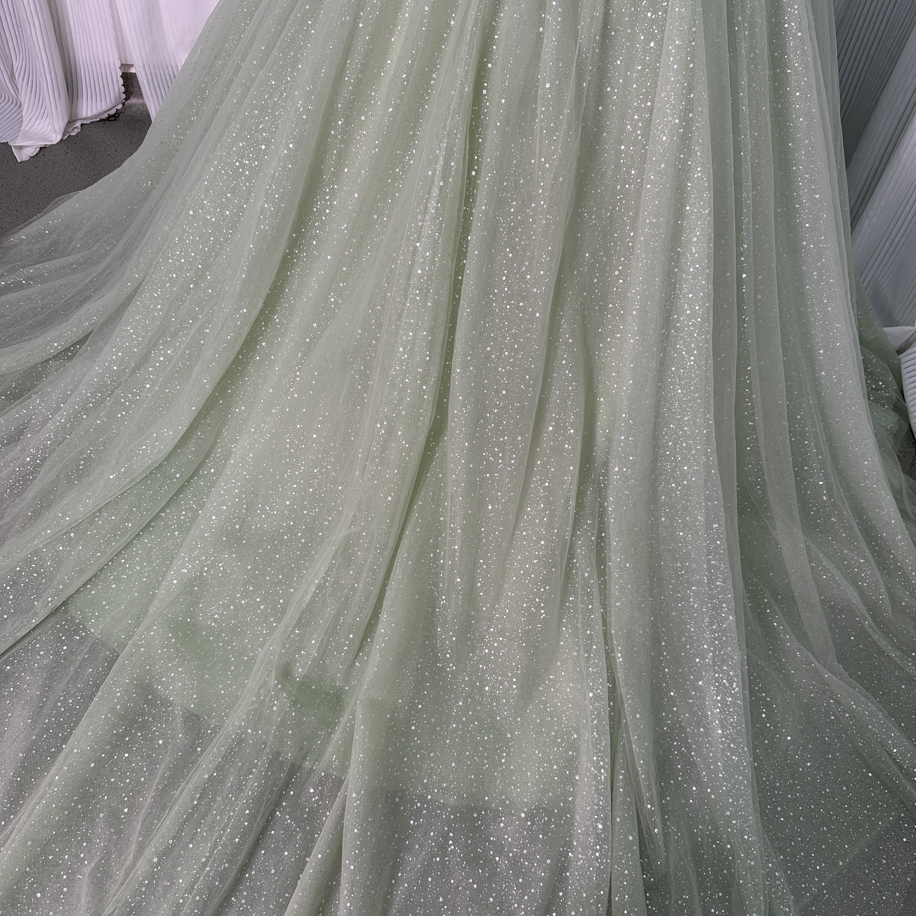 カラードレス ミントグリーン ベアトップ パフスリーブ サッシュベルト シークインチュール ロングトレーン 花嫁