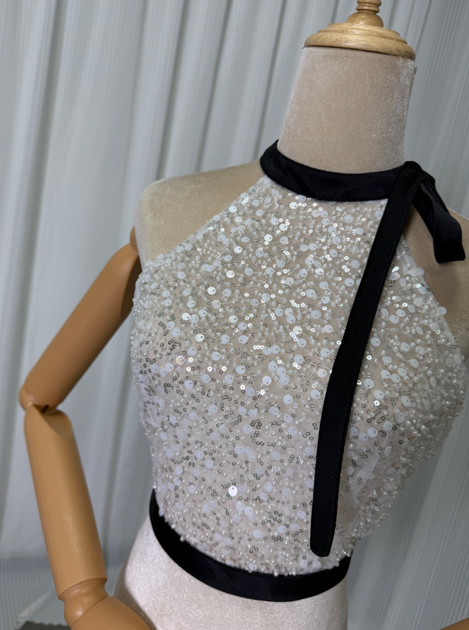 フェミニンなフレームレースの袖トップス アメスリ ホルターネック 3D立体レース刺繍 背中見せ 結婚式