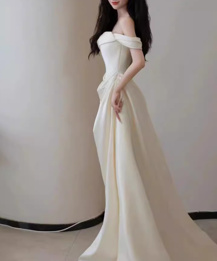 フランス風 ウエディングドレス オフショルダー 光沢サテン ラッフルフリル 優雅なシルエット 結婚式