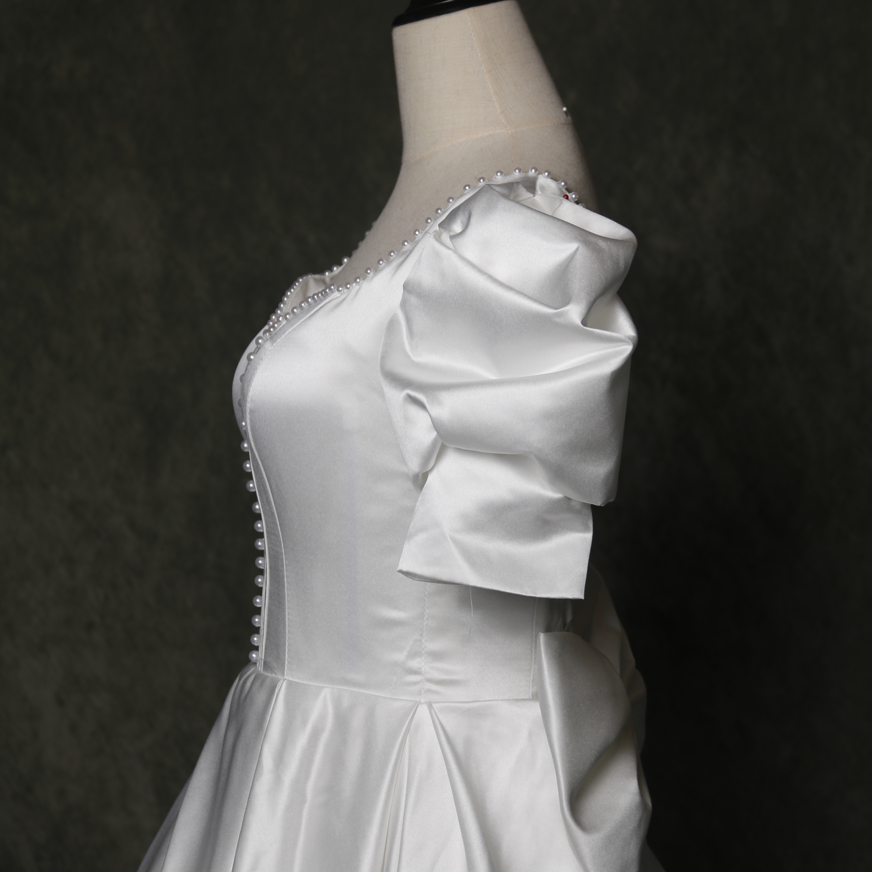 憧れのドレス ウエディングドレス オフホワイト パフスリーブ プリンセスライン 披露宴/挙式