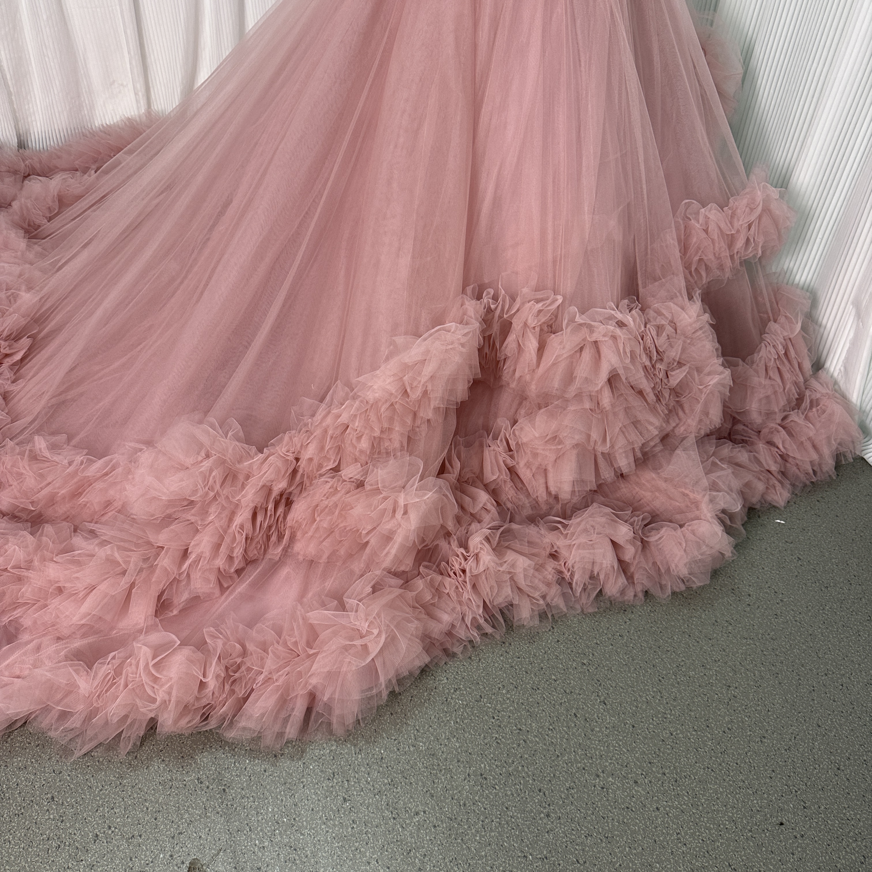 人気上昇！カラードレス ピンク ベアトップ ラッフルフリル 華やかなトレーン 前撮り