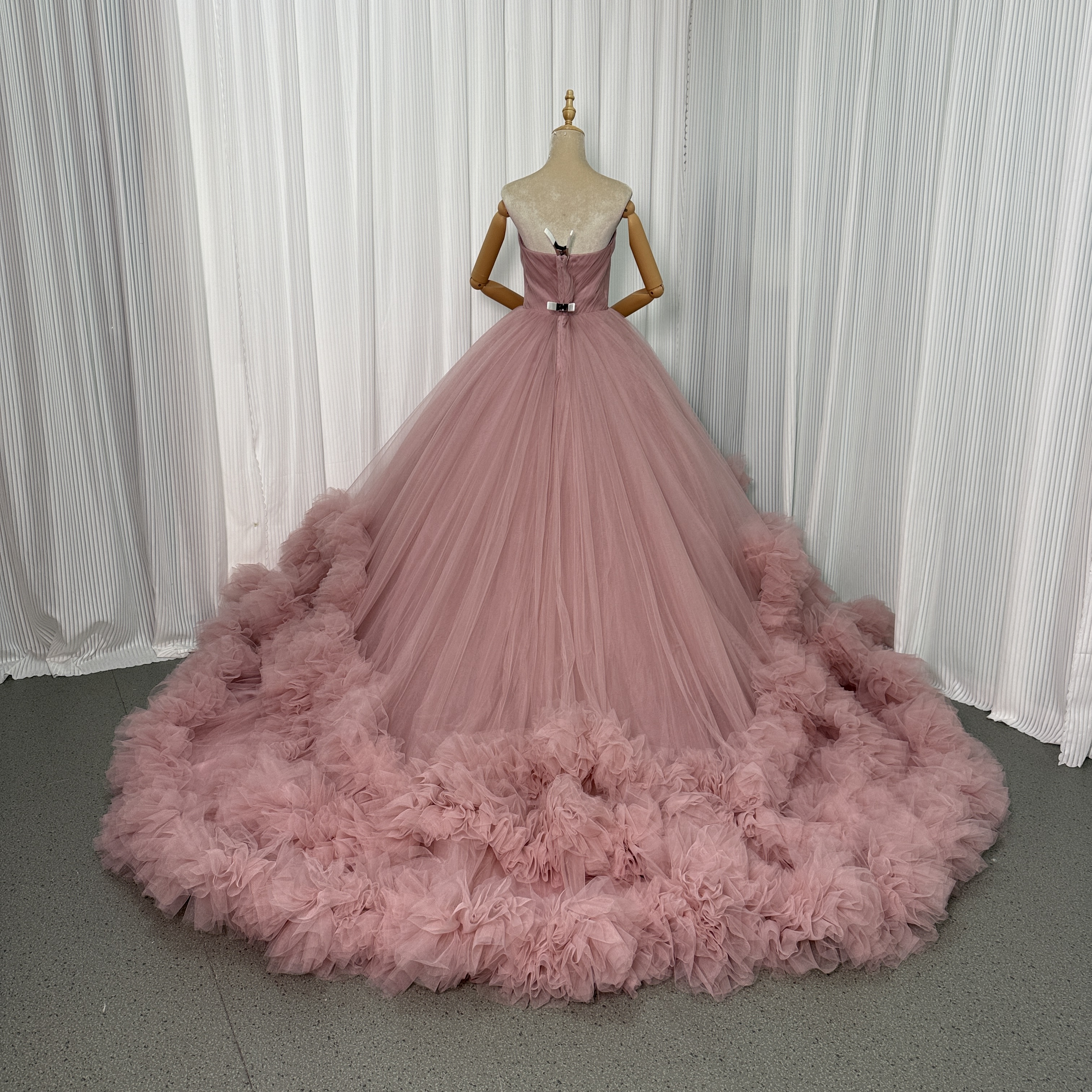 人気上昇！カラードレス ピンク ベアトップ ラッフルフリル 華やかなトレーン 前撮り