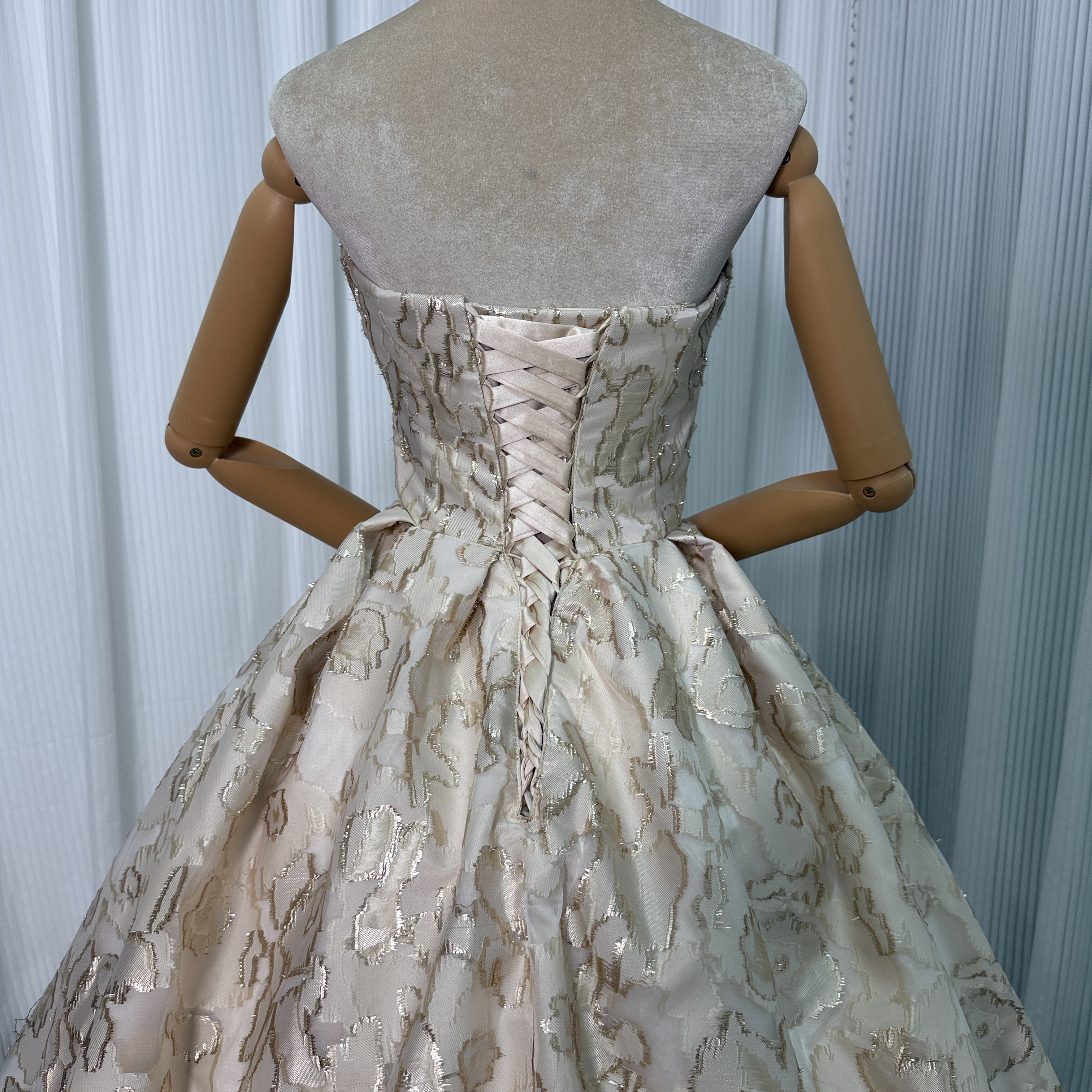 カラードレス シャンパン色 ジャガード生地 ベアトップ プリンセスライン 編み上げ 披露宴