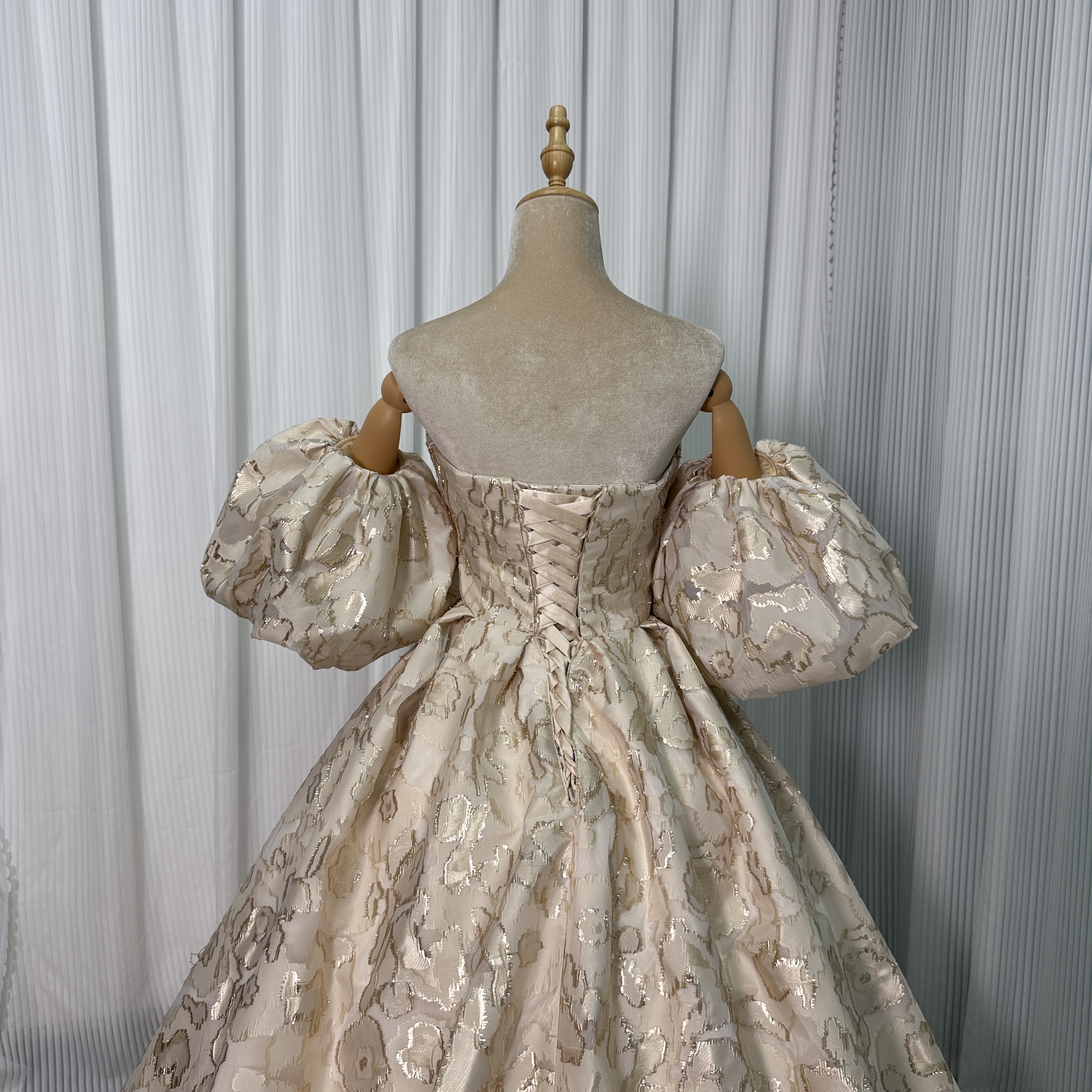 カラードレス シャンパン色 ジャガード生地 ベアトップ パフスリーブ プリンセスライン 編み上げ 披露宴