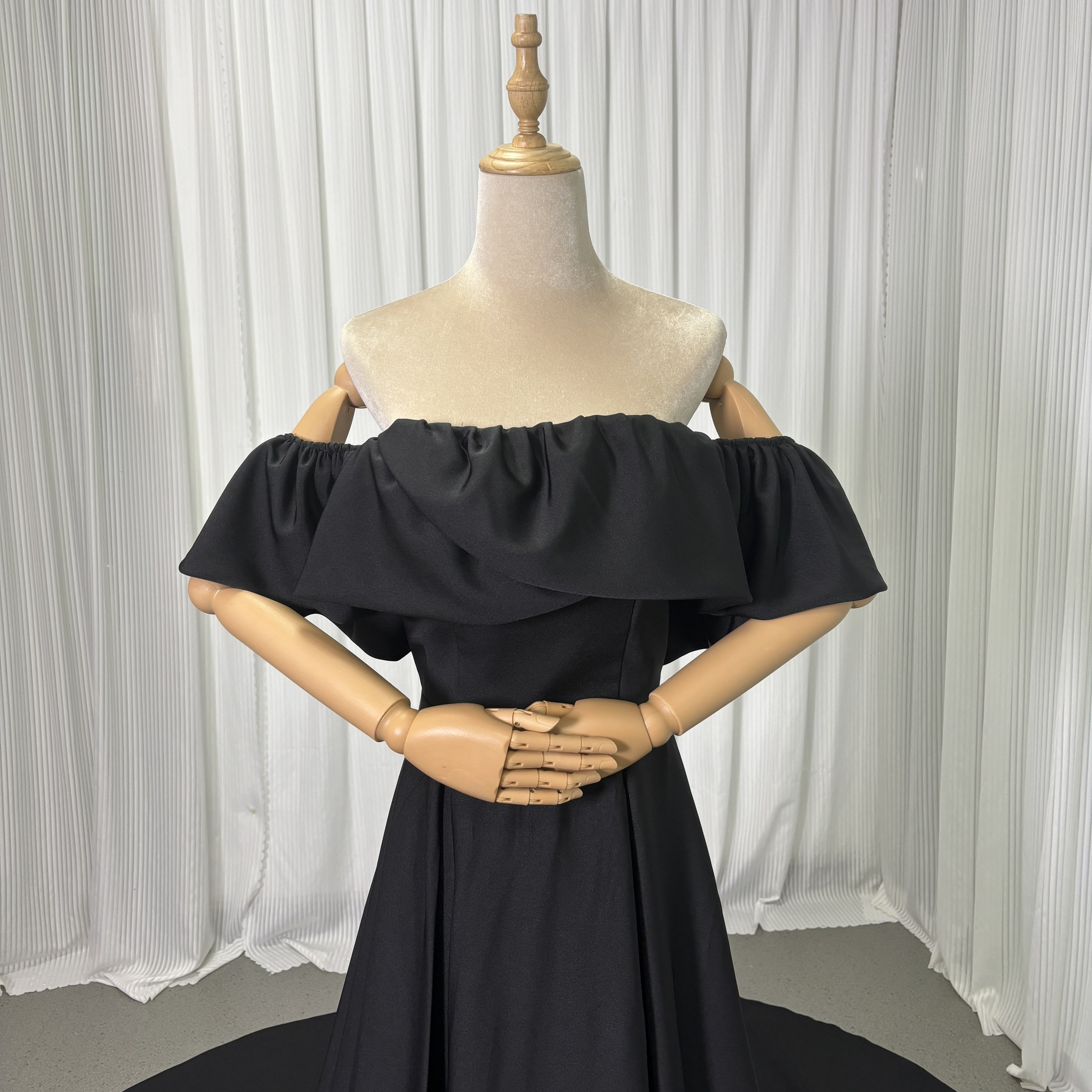 実例写真！パーティードレス ブラック オフショルダー ロングトレーン 高級イタリアサテン 花嫁 前撮り