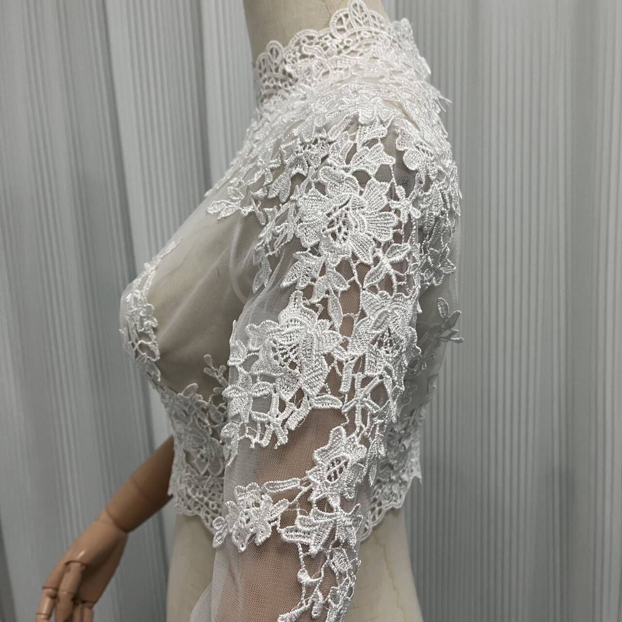 ウエディングドレス 長袖 ハート背中見せ 可憐な花刺繍のトップス ボレロ