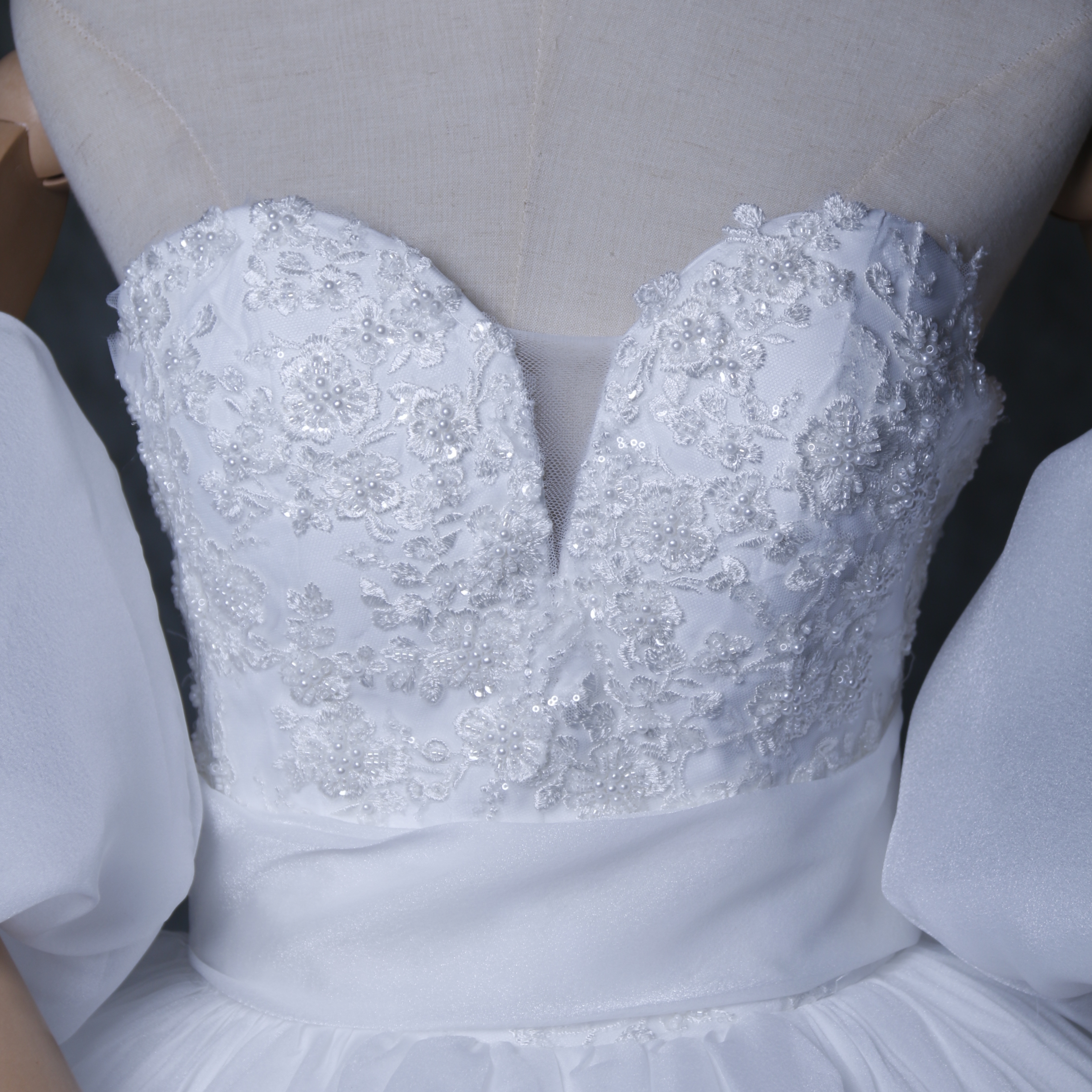 華やか ウェディングドレス オフホワイト 取り外し袖 3D立体レース刺繍 ロングトレーン 結婚式
