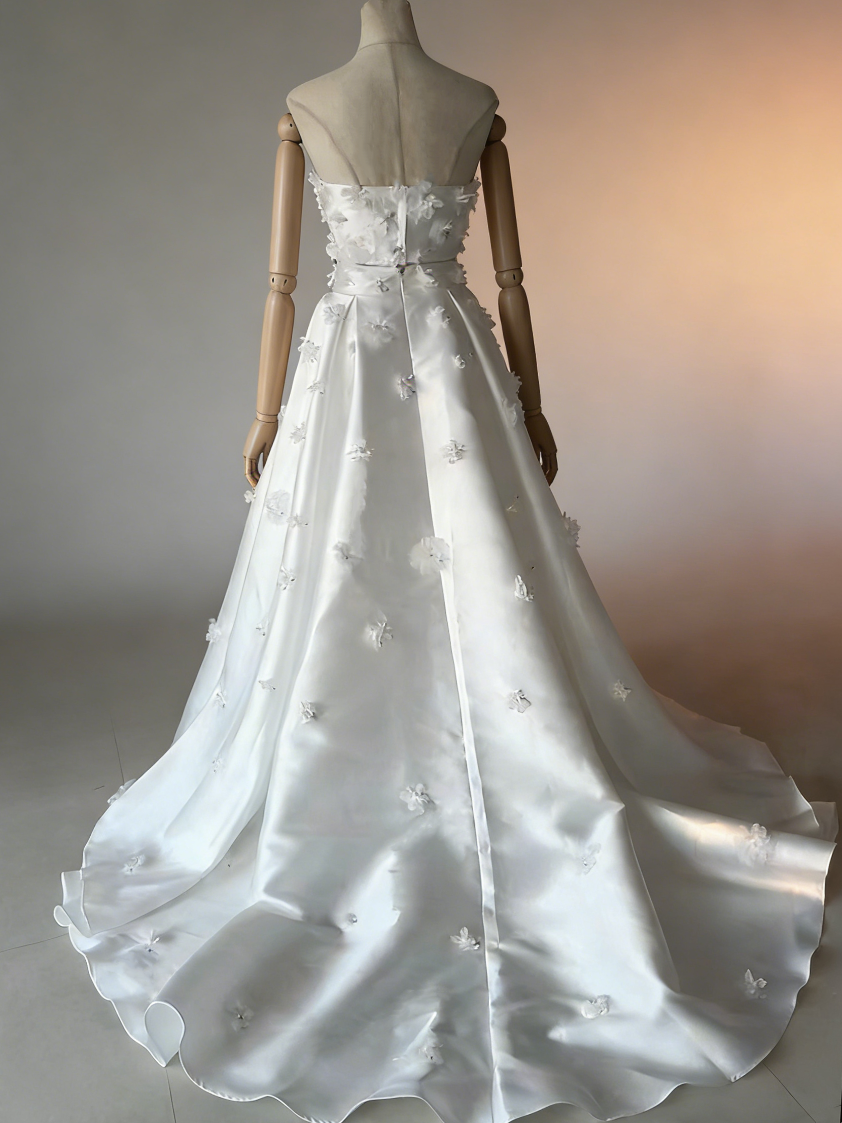 実例写真！ウェディングドレス ベアトップ 3D立体レース刺繍 花モチーフ ツーピース 光沢サテン 拳式/前撮り