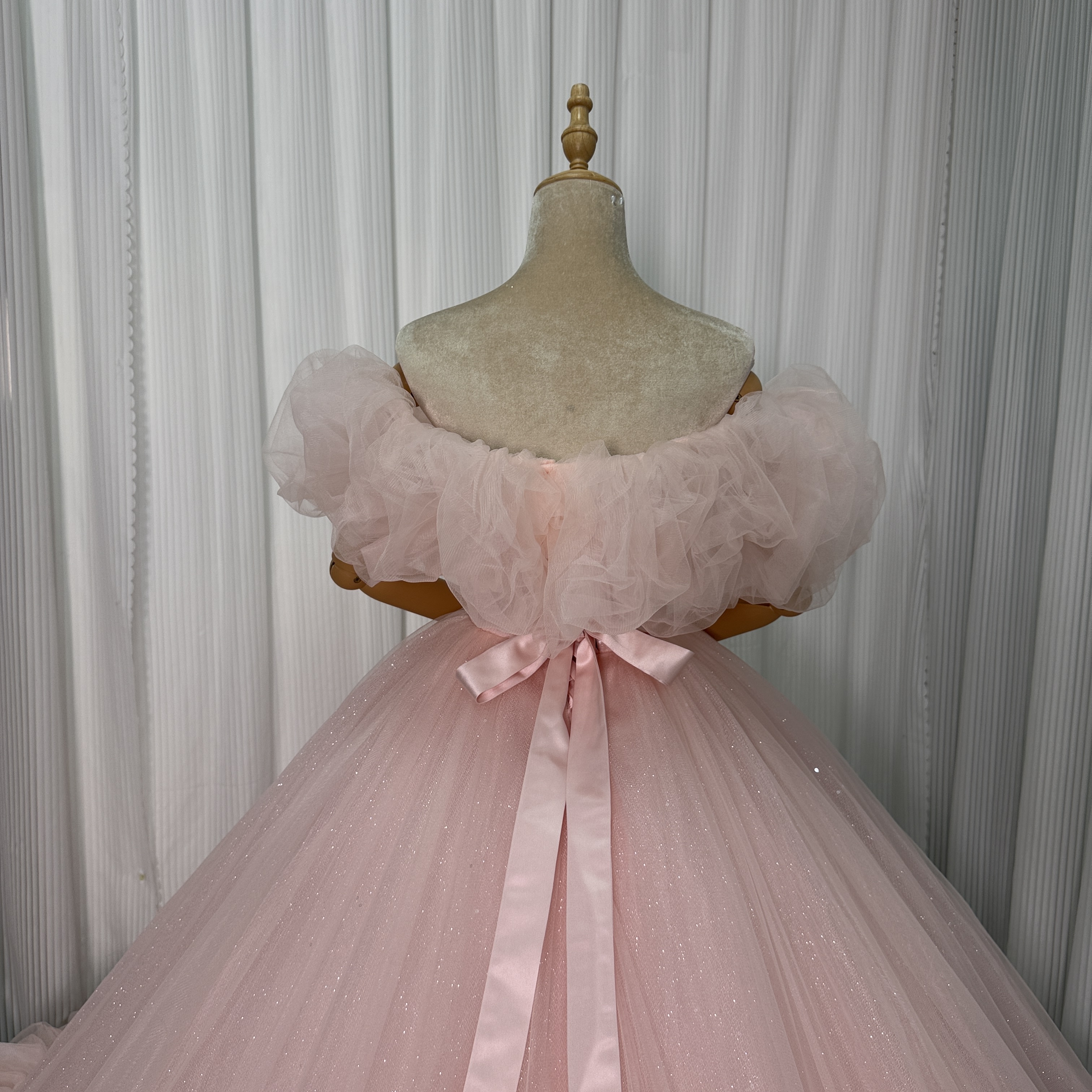 美品！カラードレス 薄ピンク オフショルダー 華やかなトレーン プリンセスライン キラキラチュール 前撮り