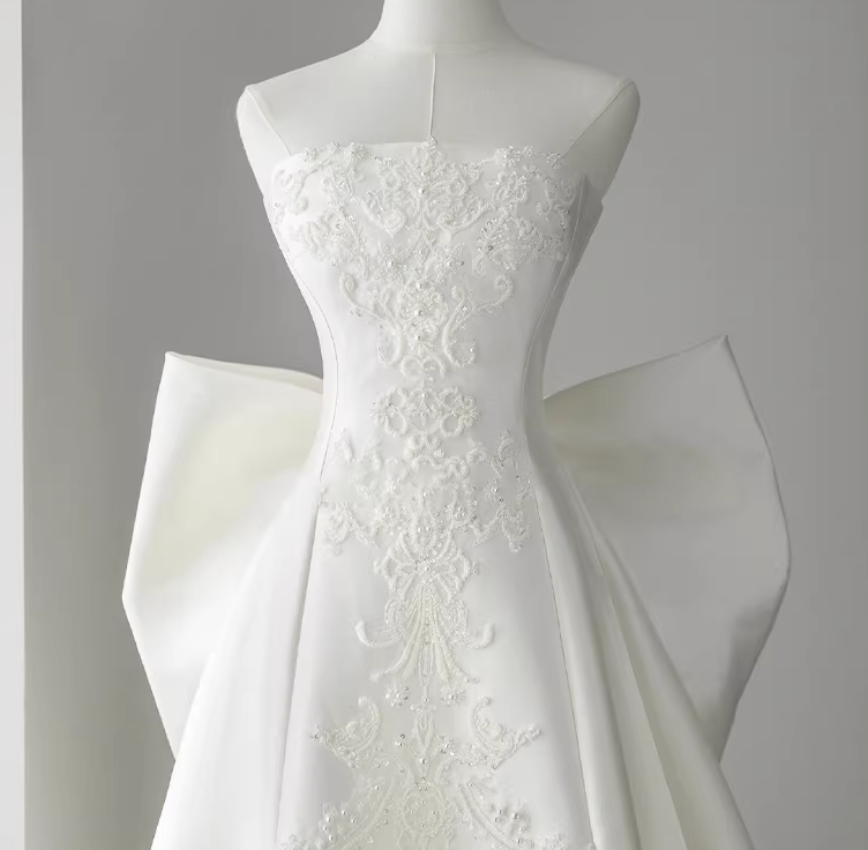 ウエディングドレス ベアトップ キラキラ光る刺繍 豪華なバックリボン ロイヤルサテン 結婚式