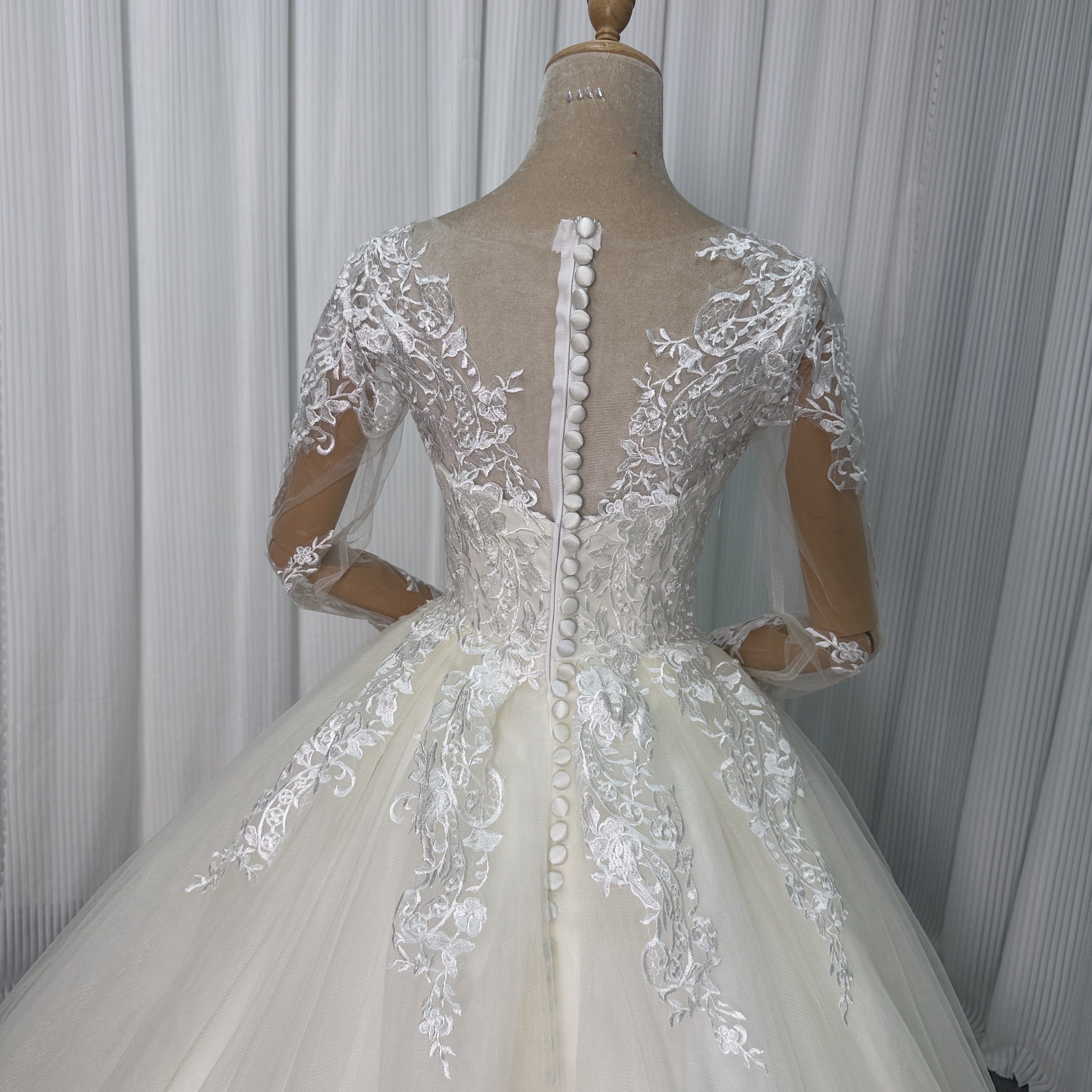 フランス風 ウェディングドレス アイボリー 流れる透け花レース シースルー袖 プリンセスライン くるみボタン 結婚式