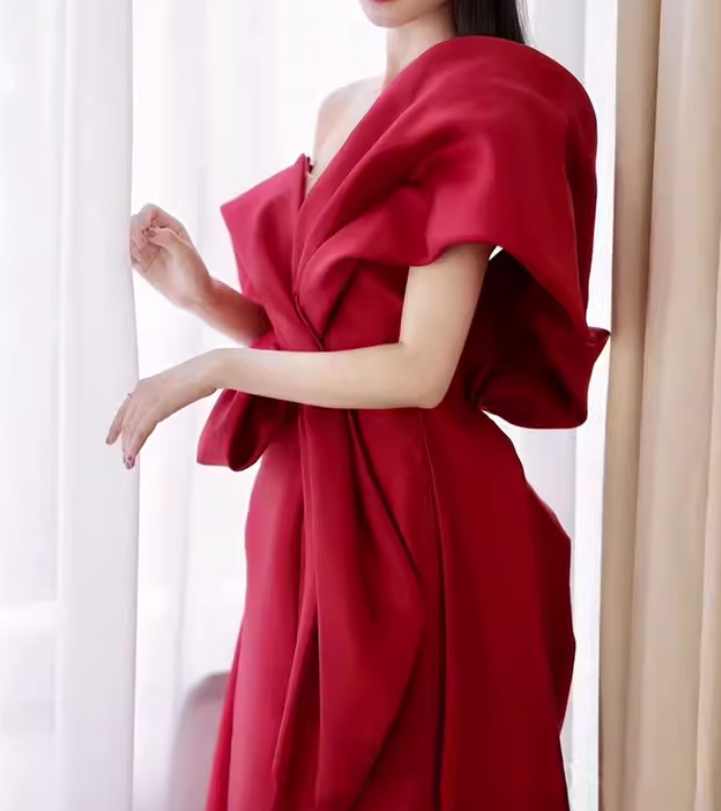 カラードレス ボルドー色 オフショルダー ハンドドレープ フロントスリット ミニトレーン 披露宴