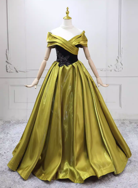 カラードレス グリーン オフショルダー キラキラ光る刺繍 フレアスカート 光沢サテン 編み上げ 披露宴