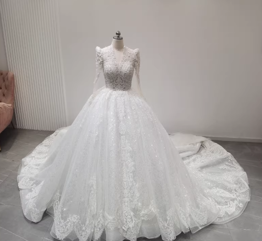 豪華！ウェディングドレス Vネック 長袖 韓国風ドレス エレガントレース パール 華やかなトレーン 結婚式