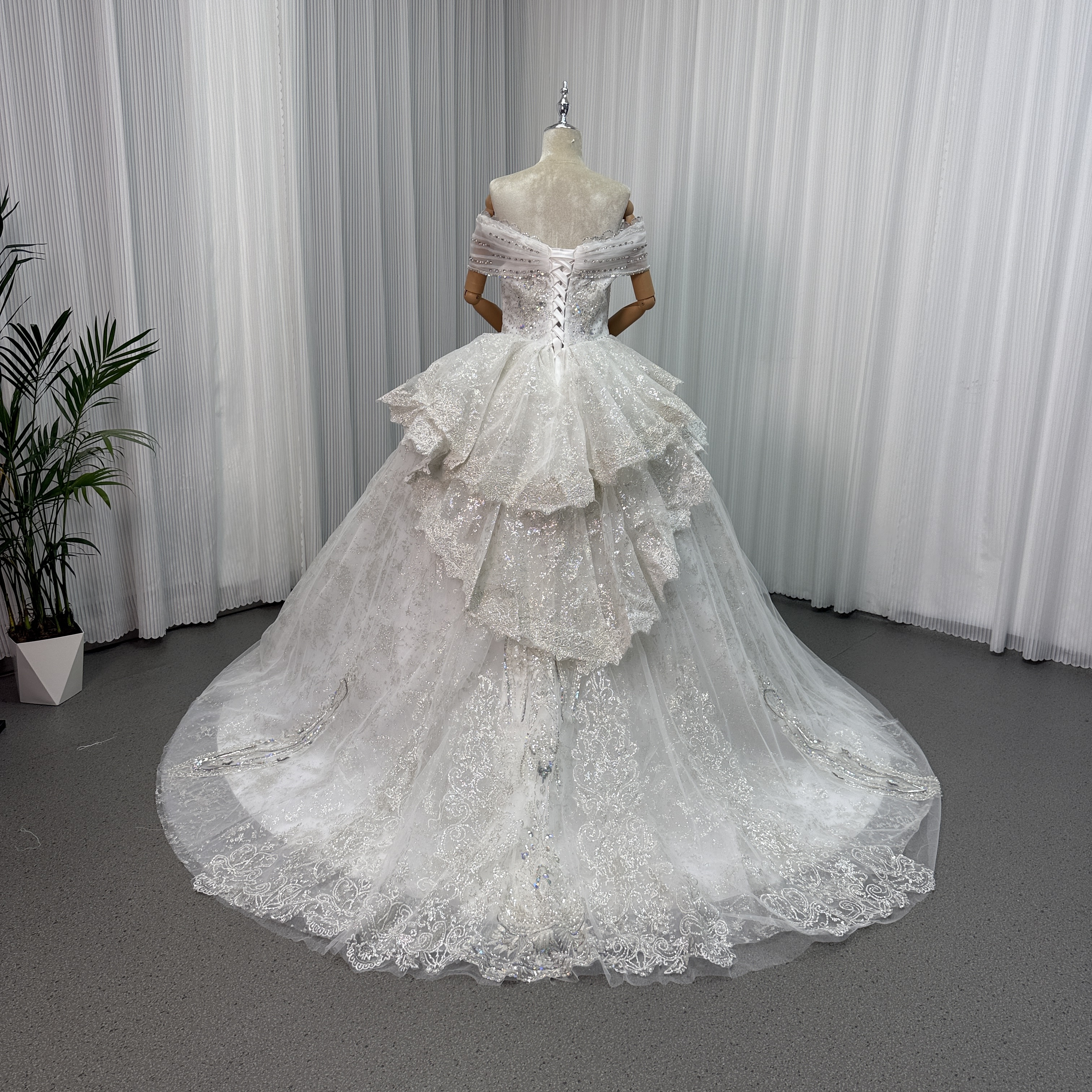 ウエディングドレス オフショルダー キラキラスパンコール キラキラ光る刺繍 プリンセスライン 編み上げ 結婚式