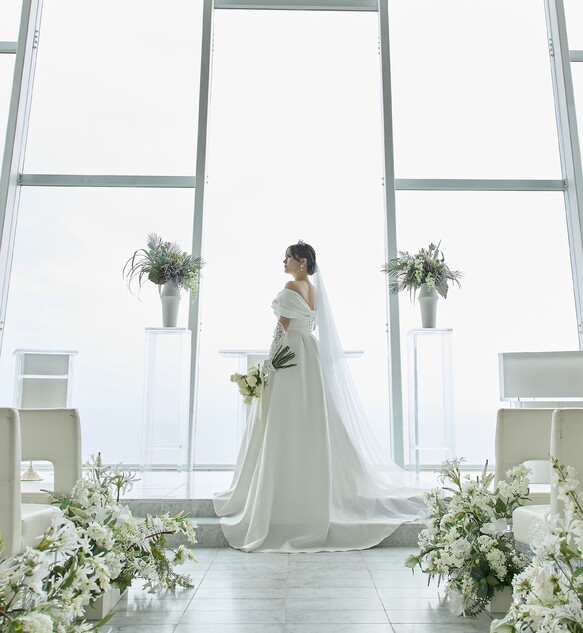 実例写真！エレガント ウエディングドレス オフショルダー ロイヤルサテン 編み上げ 短トレーン 結婚式