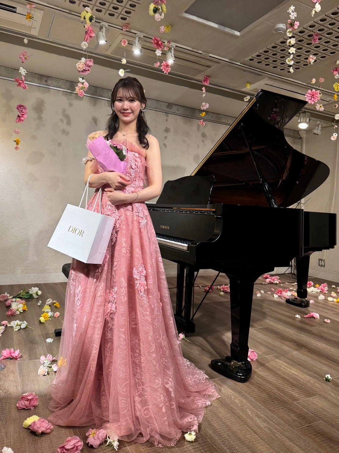 実例写真！パーティードレス ローズピンク 演奏会/音楽会 ショルダー型 魅惑の花レース 華やか 前撮り