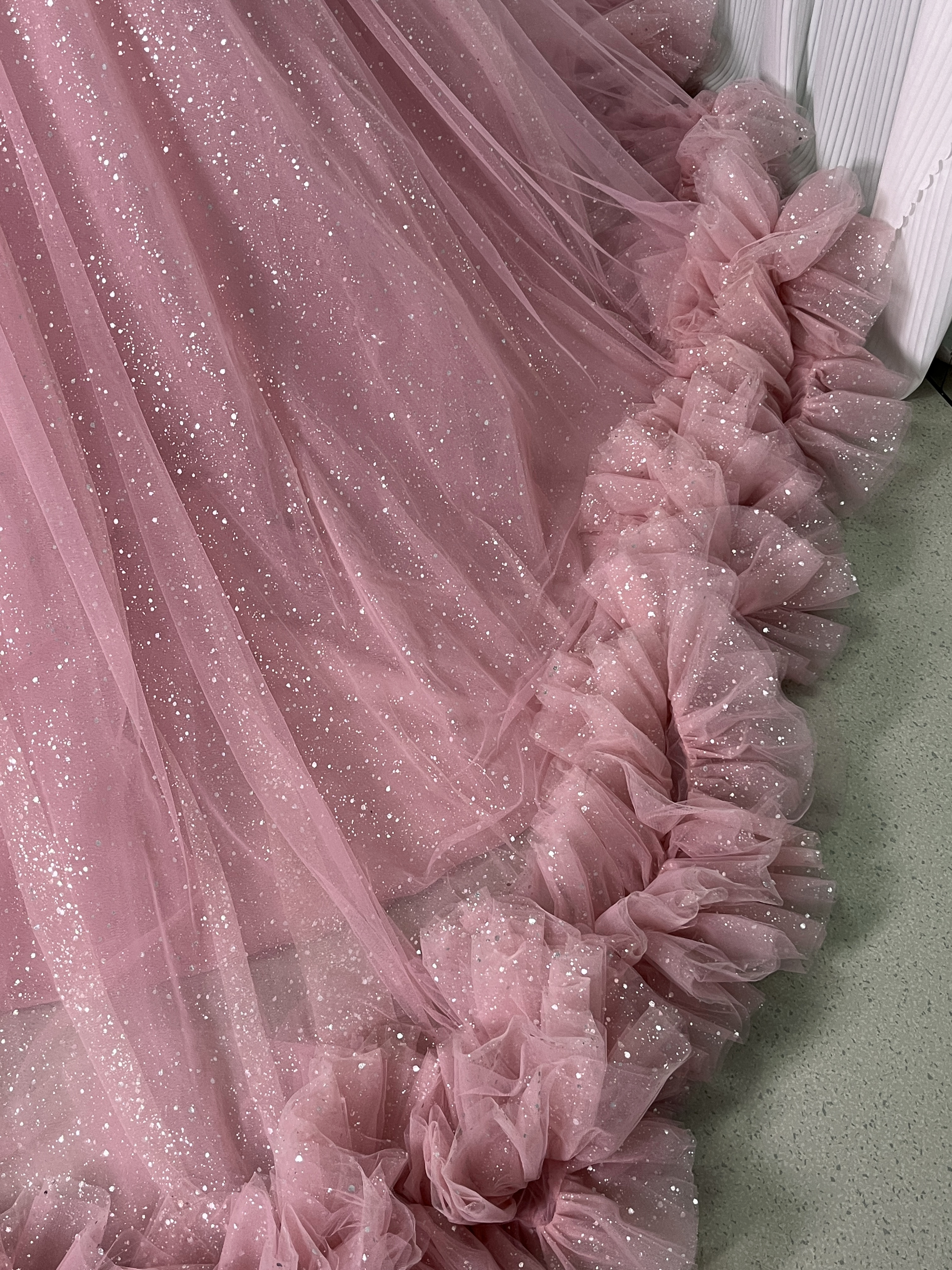 憧れのドレス ピンク カラードレス キラキラチュール ベアトップ ラッフルフリル 編み上げ 花嫁/前撮り