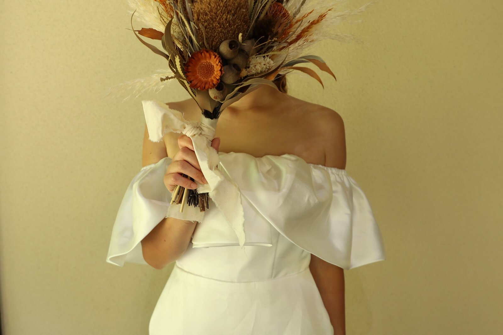 パーティードレス オフホワイト オフショル 光沢サテン 前撮り 色直し