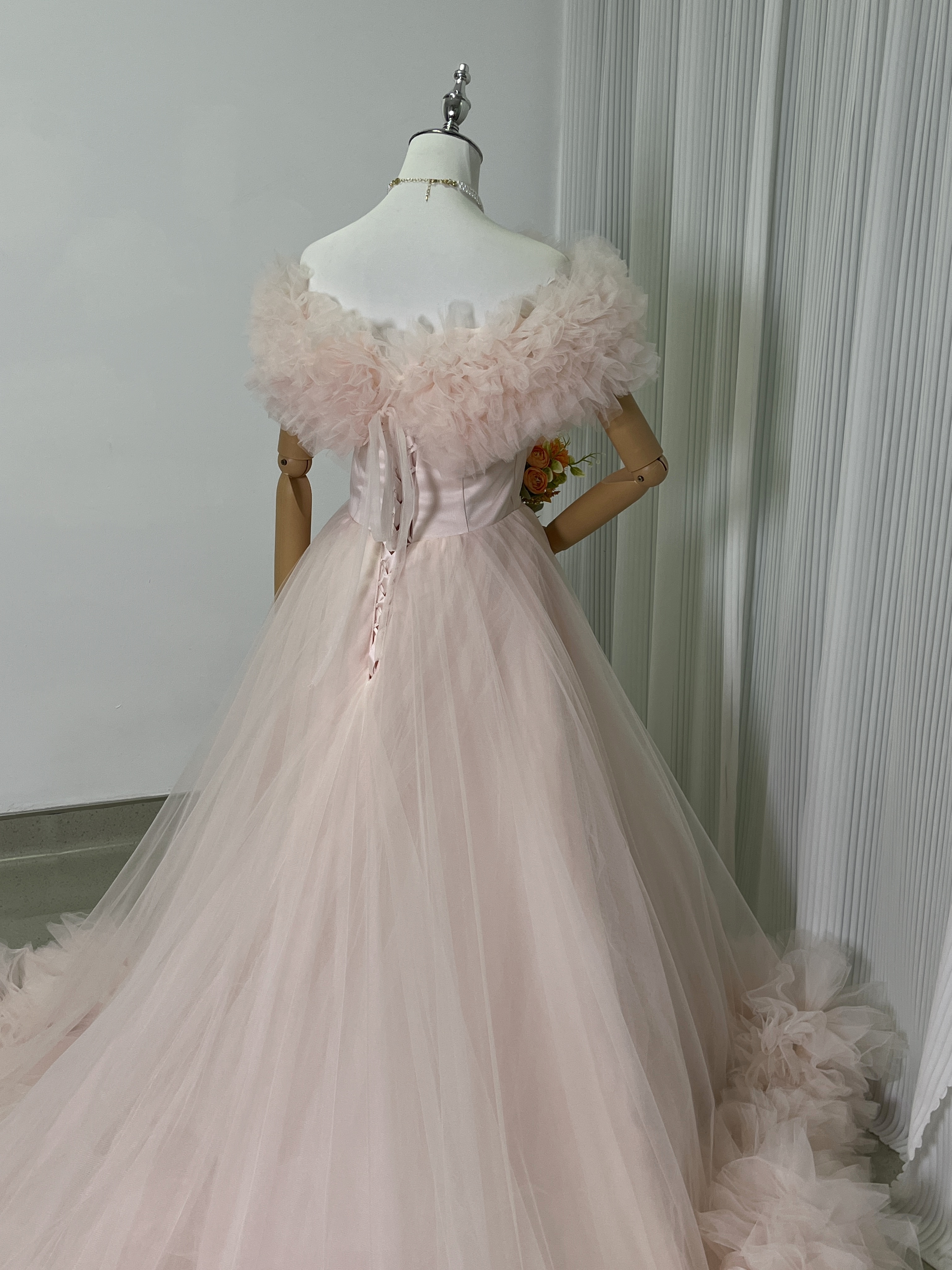 豪華！カラードレス 薄ピンク ラッフルフリル オフショルダー チュールスカート 編み上げ 前撮り