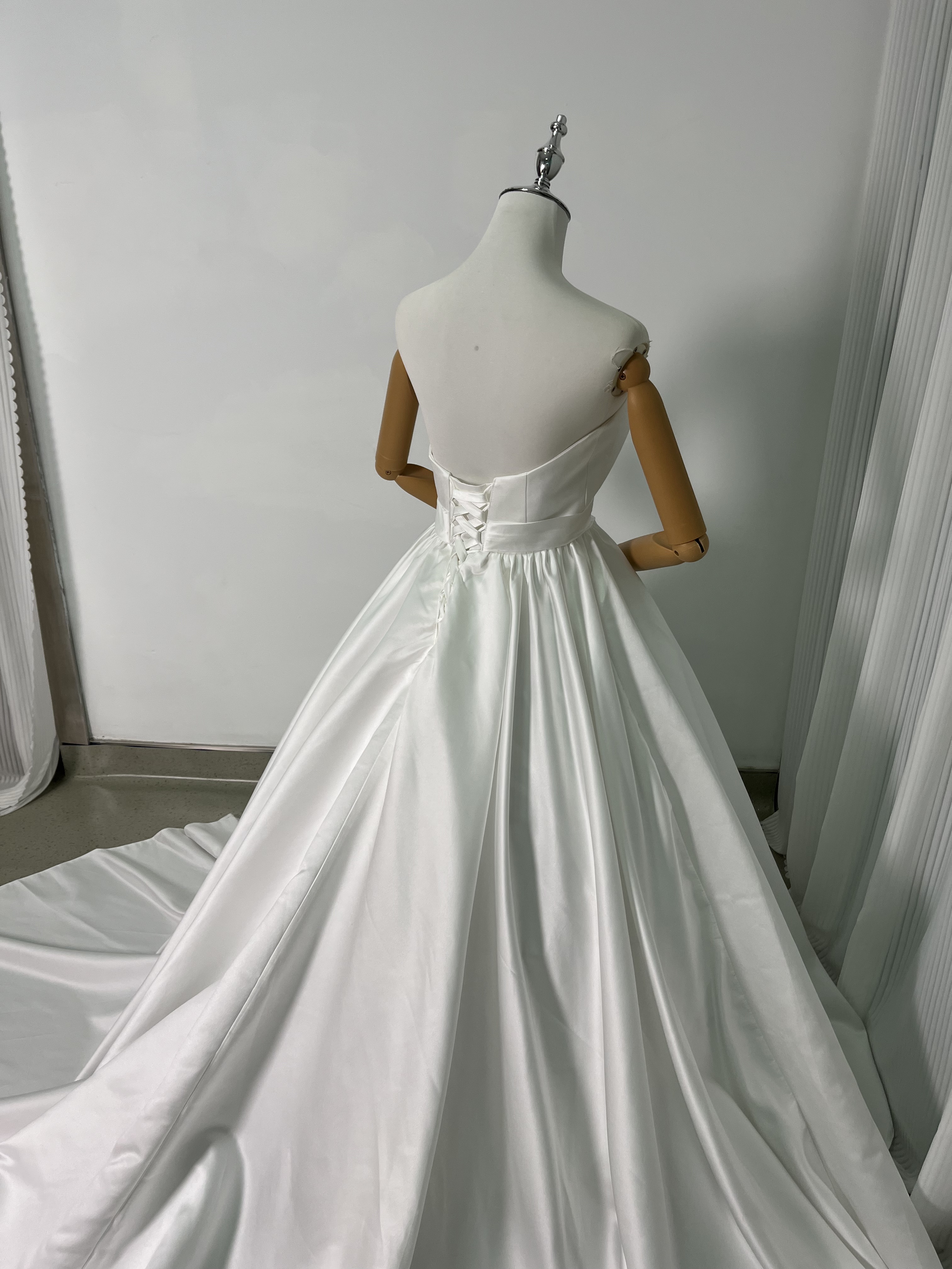 ウェディングドレス ベアトップ 光沢サテン 優しい ふわふわ ロングトレーン 編み上げ 結婚式