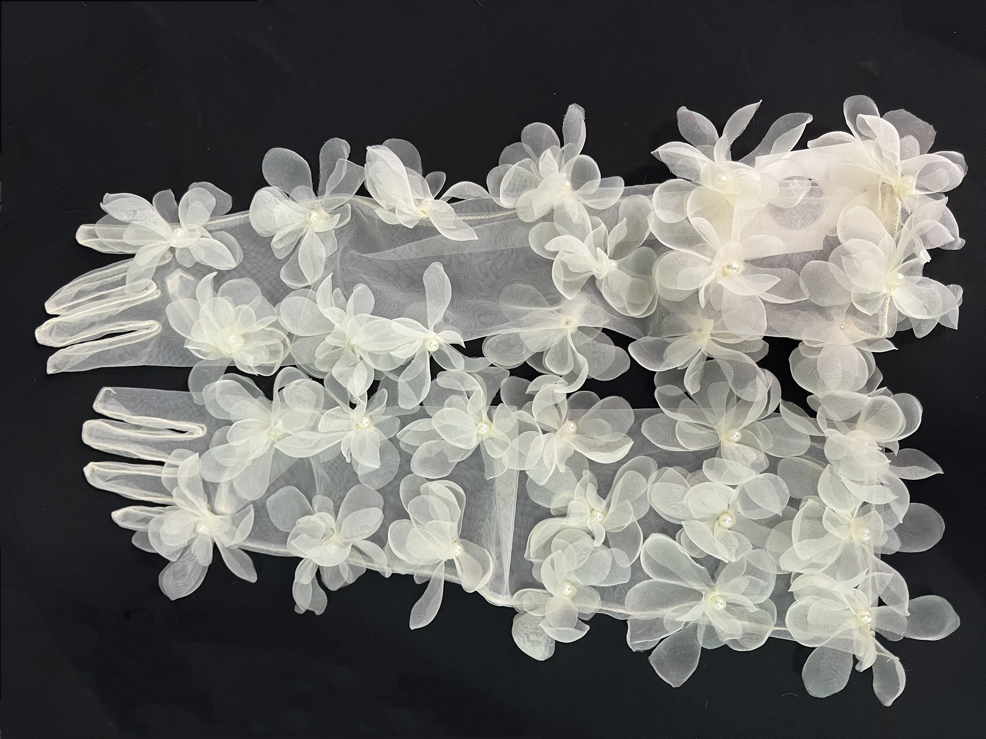 ウエディンググローブ 花モチーフ ビーズ 可愛い 薄シャンパンの色 花嫁/ウェディングドレス