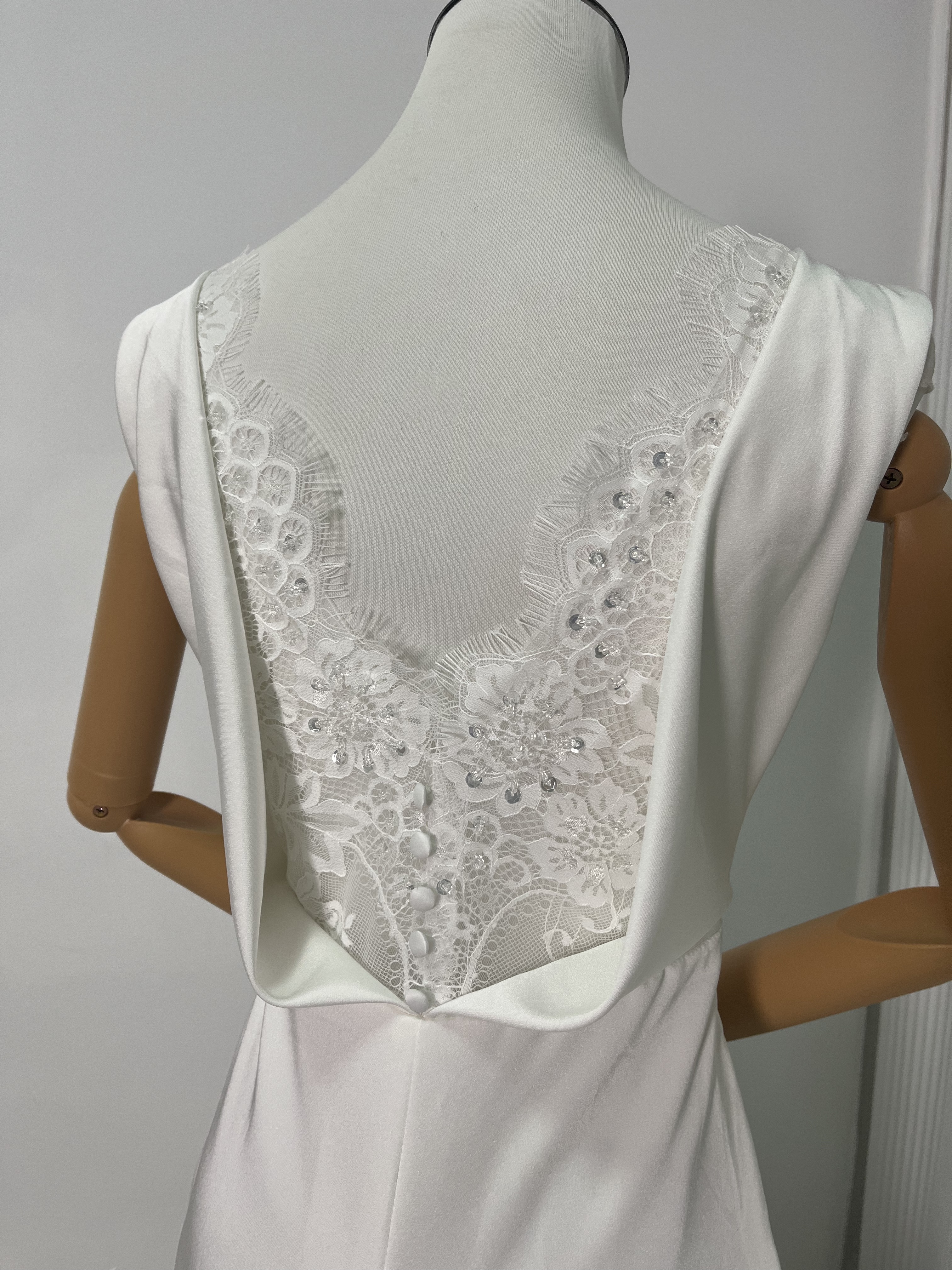 高品質！ウェディングドレス Vネック ノースリーブ 美しいバックレース 細見えシルエット 二次会