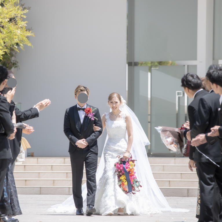 実例写真！ウェディングドレス キャミソール 贅沢な総レース 華やかなトレーン 背中見せ 抜群のおしゃれ見え 拳式/前撮り