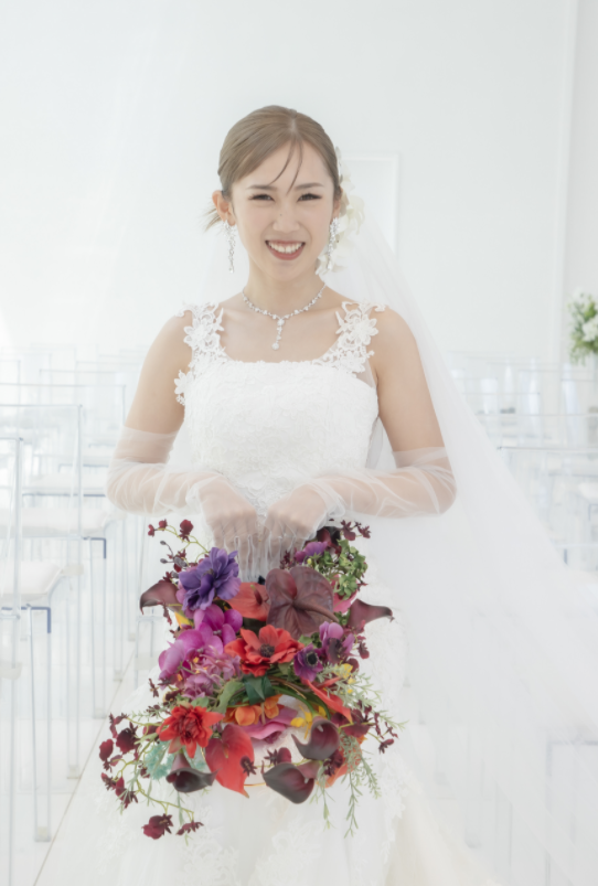 実例写真！ウェディングドレス キャミソール 贅沢な総レース 華やかなトレーン 背中見せ 抜群のおしゃれ見え 拳式/前撮り