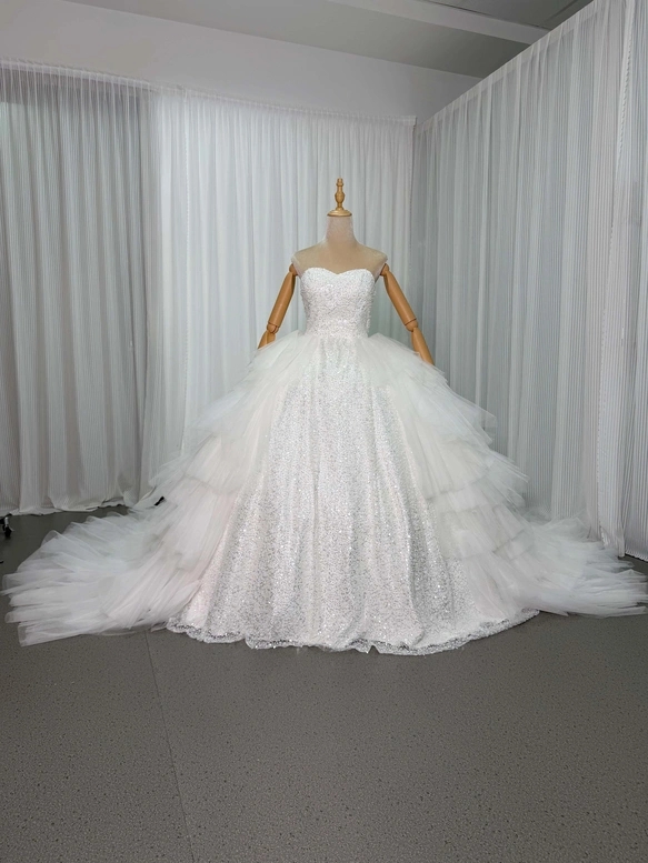 実例写真！ウエディングドレス ホルターネック インポートビジューレース 華やかなトレーン 前撮り もこもこドレス
