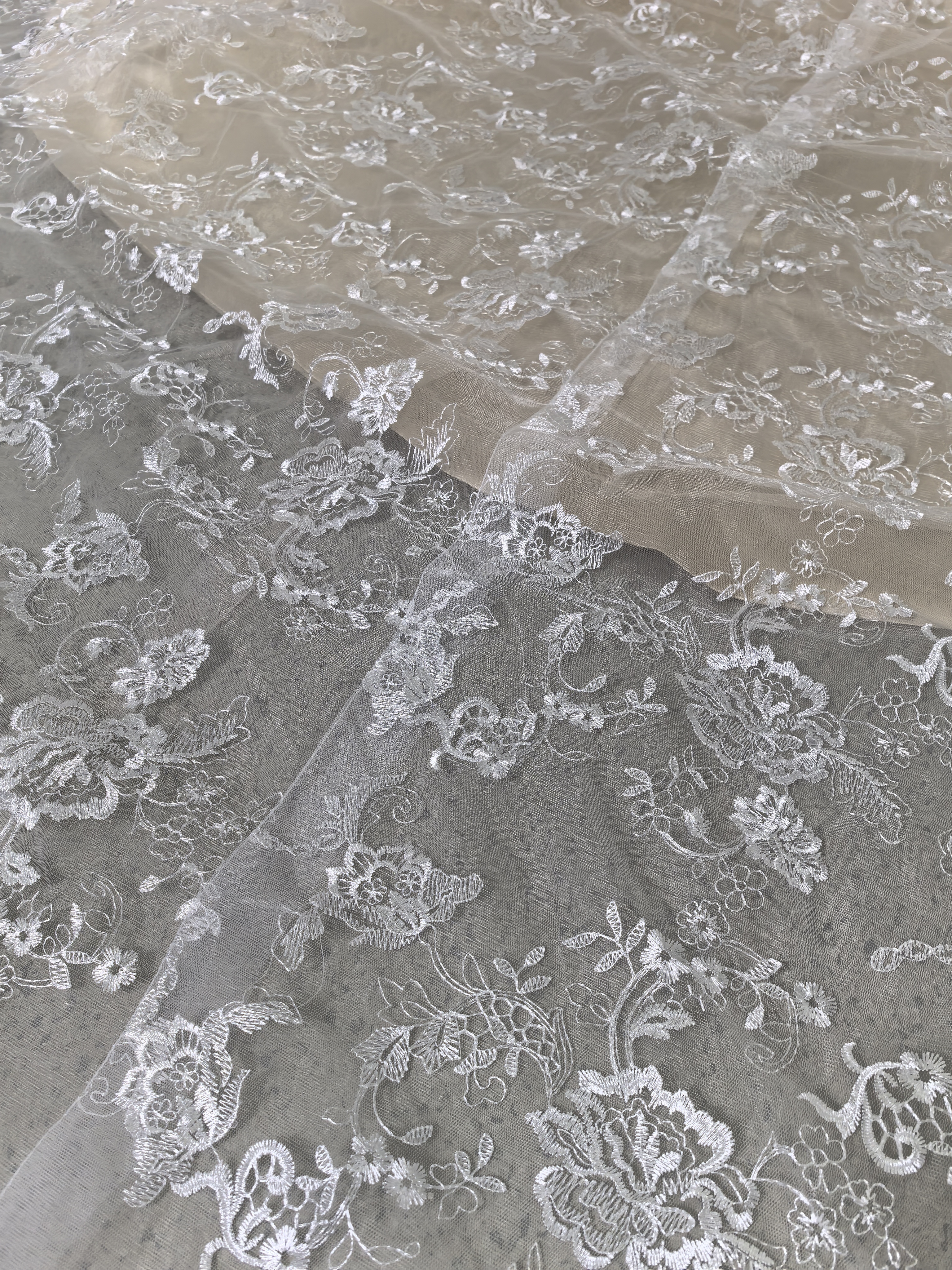 美品！ウエディングドレス ベージュ マーメイドライン 贅沢な小花総レース 華やかなトレーン 花嫁