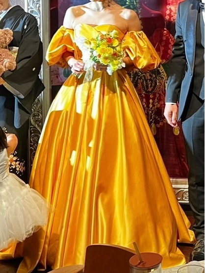 実例写真！カラードレス イエロー ベアトップ パフスリーブ 光沢サテン Aライン ロングトレーン 編み上げ