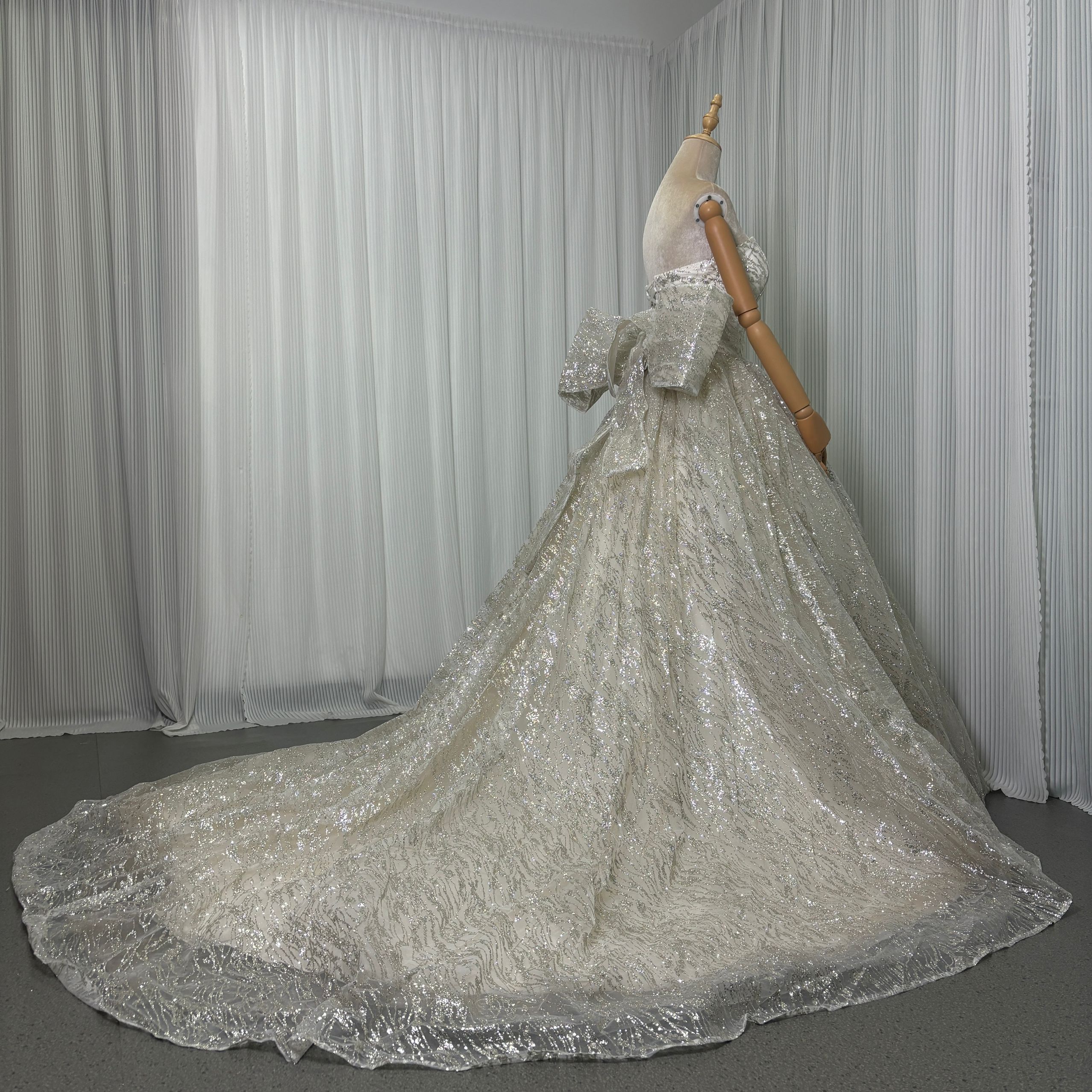豪華！ウェディングドレス ベアトップ グリッタードレス 豪華なバックリボン 憧れのドレス 結婚式