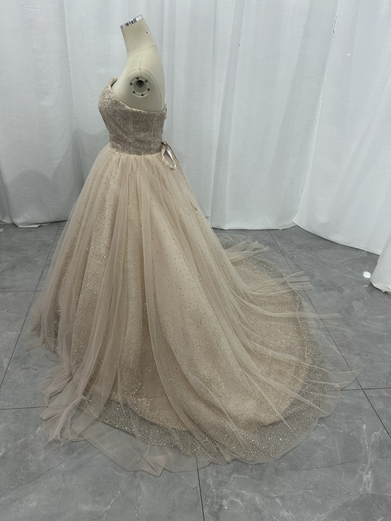 カラードレス 薄シャンパン色 ベアトップ ビジュー シークインチュール 花嫁 抜群におしゃれ度が際立つ