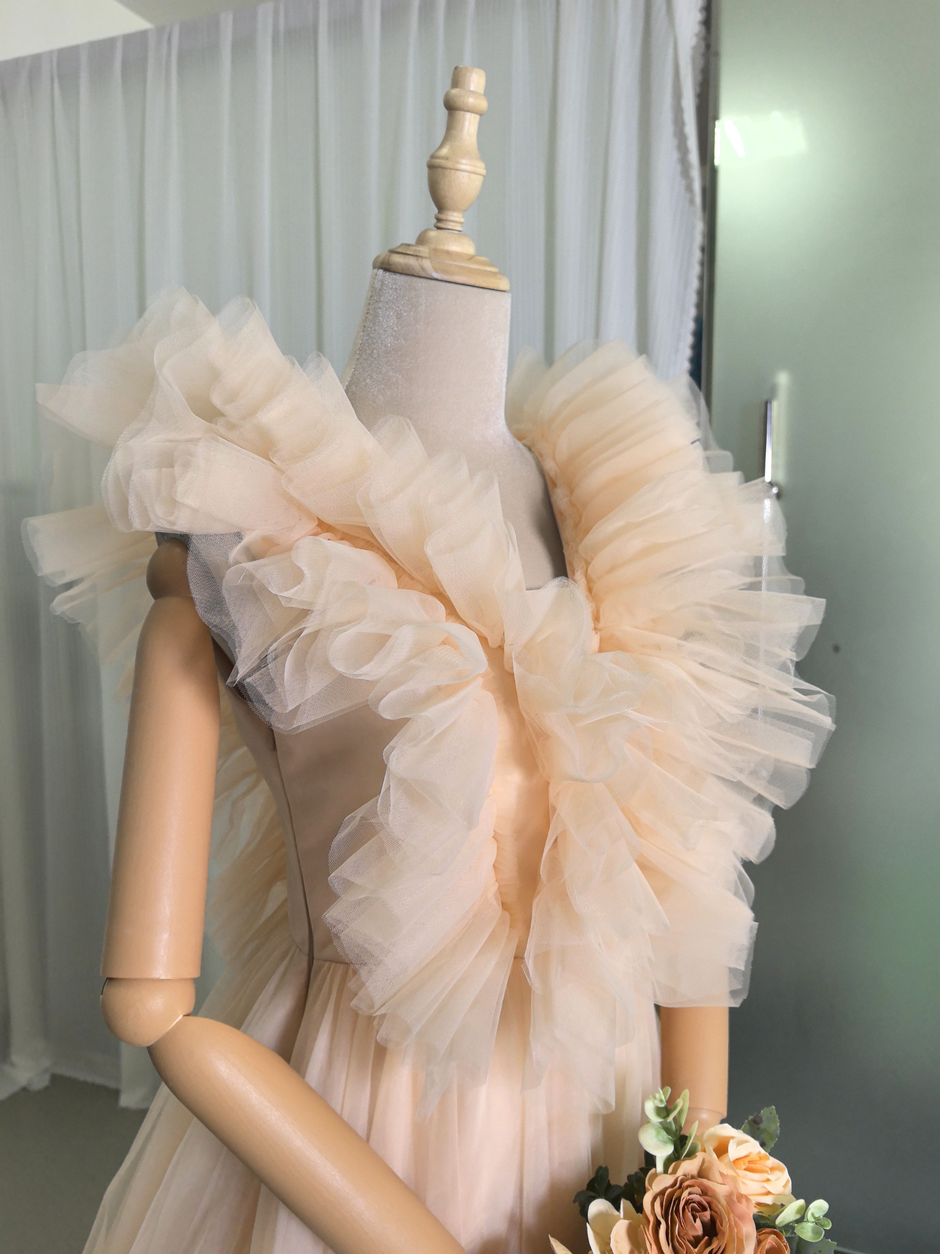 カラードレス シャンパン色 Vネック 柔らかく重ねたチュールスカート 優雅なシルエット 前撮り