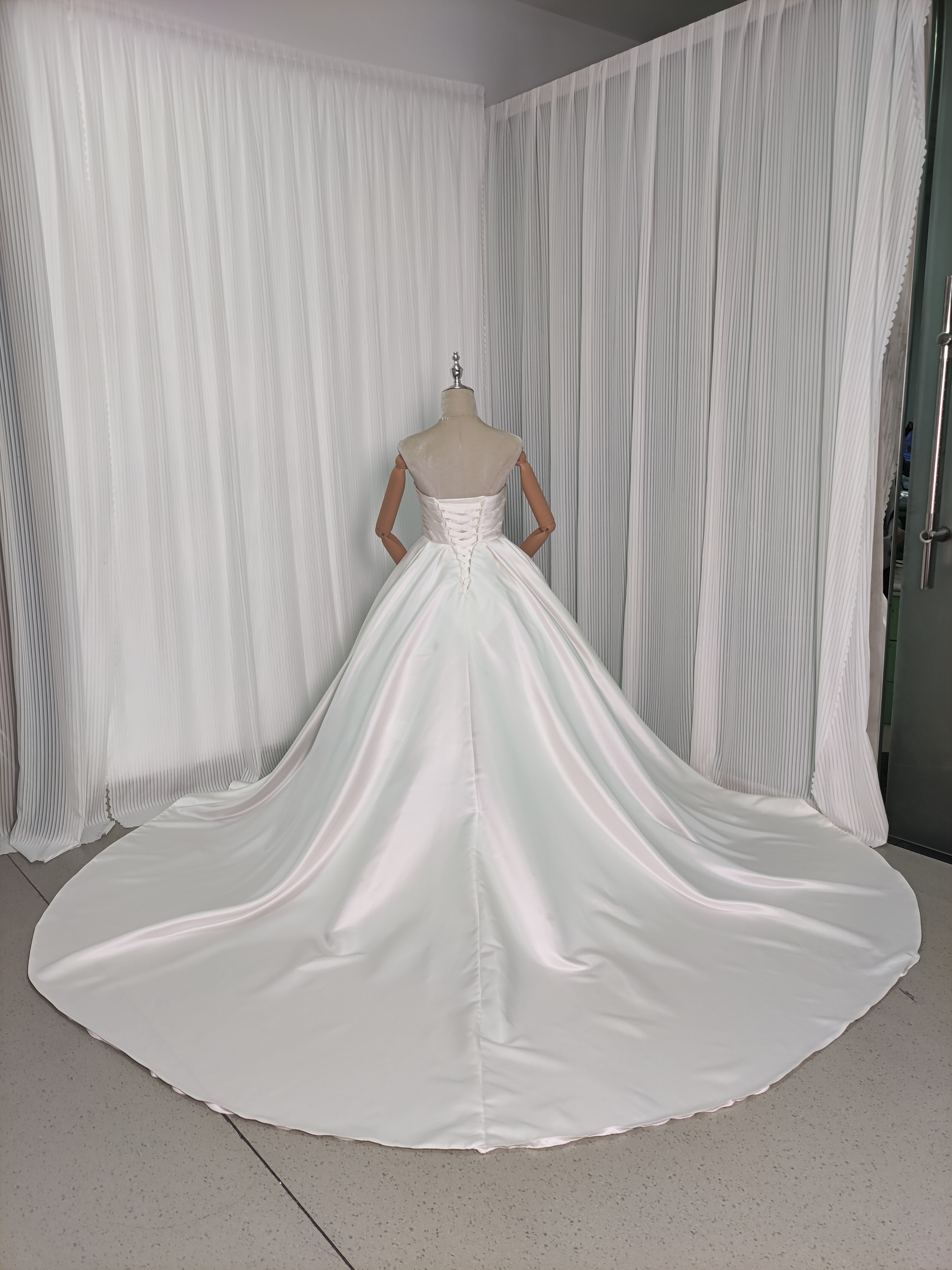 ウェディングドレス ベアトップ プリンセスライン ロングトレーン 編み上げ 結婚式 エレガント