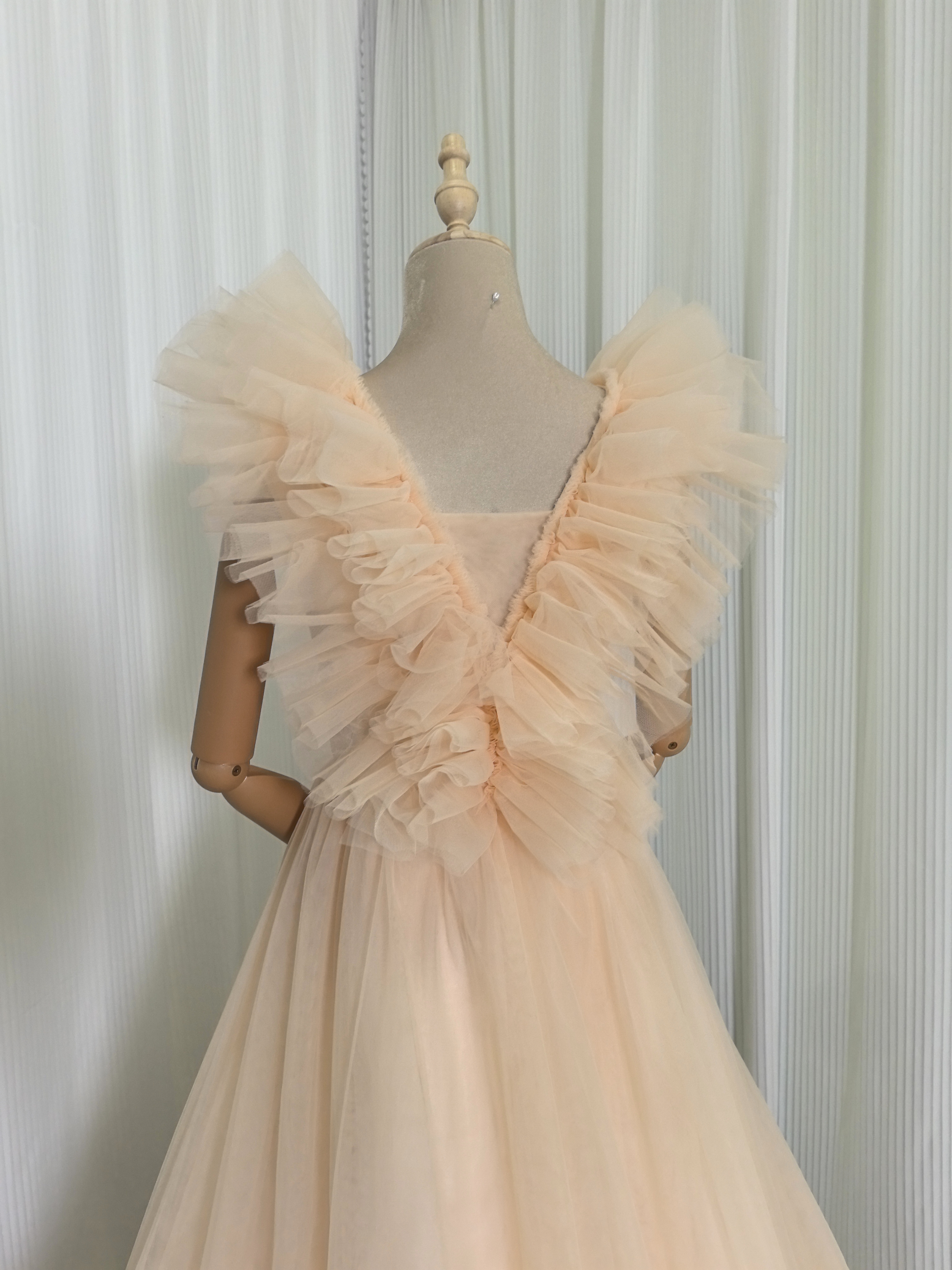 カラードレス シャンパン色 Vネック 柔らかく重ねたチュールスカート 優雅なシルエット 前撮り