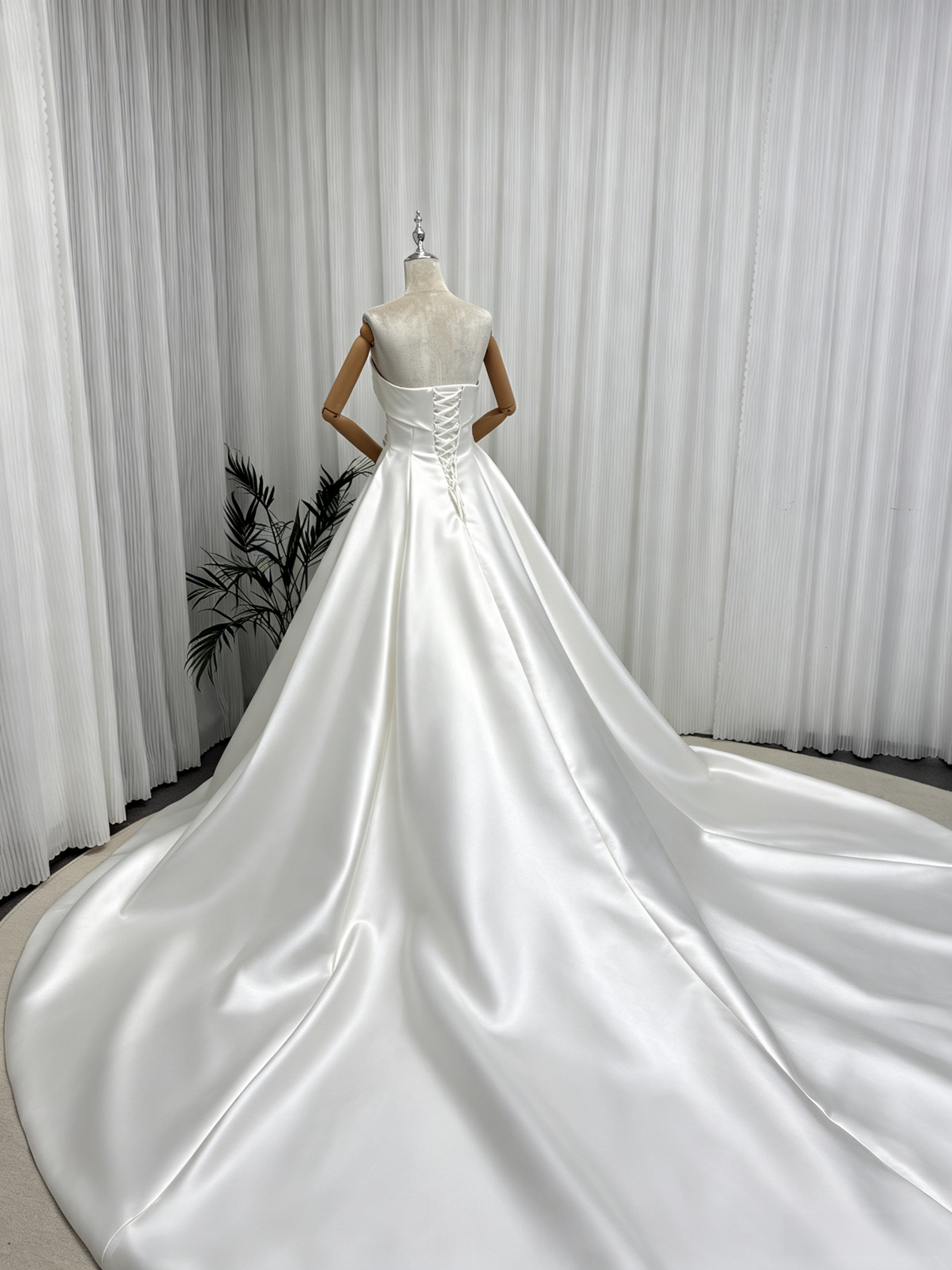 フランス風 ウェディングドレス ベアトップ 細見えシルエット ロングトレーン ミカドサテン 結婚式