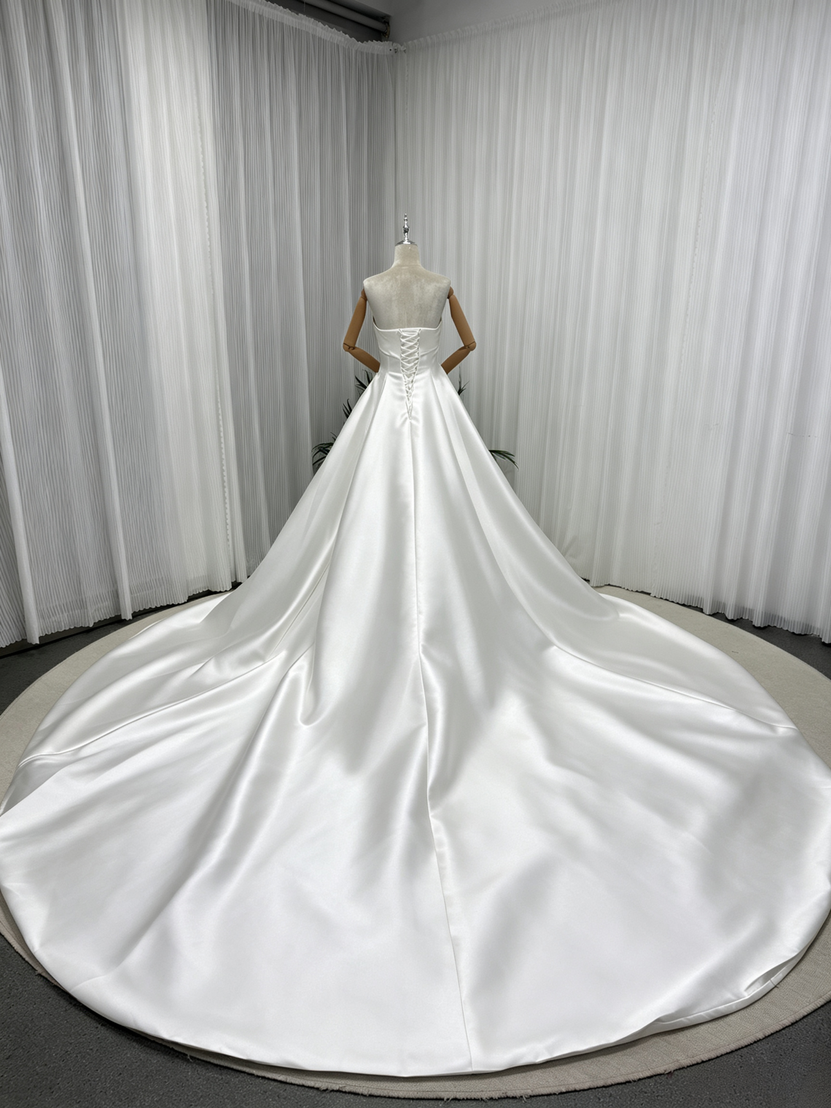 フランス風 ウェディングドレス ベアトップ 細見えシルエット ロングトレーン ミカドサテン 結婚式