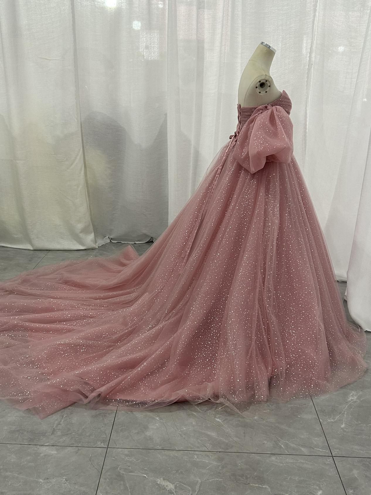 美品！カラードレス ピンク パフスリーブ ベルト キラキラグリッターチュール 編み上げ 披露宴/結婚式