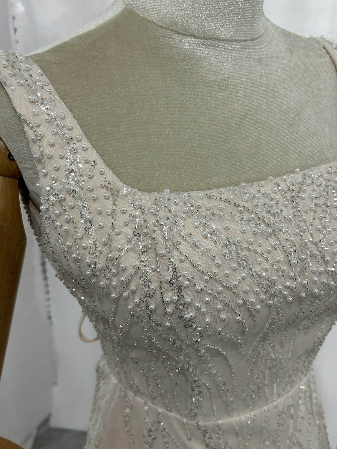 カラードレス シャンパン色 スクエアネック 背中見せ シークインチュール ミニトレーン 編み上げ 披露宴