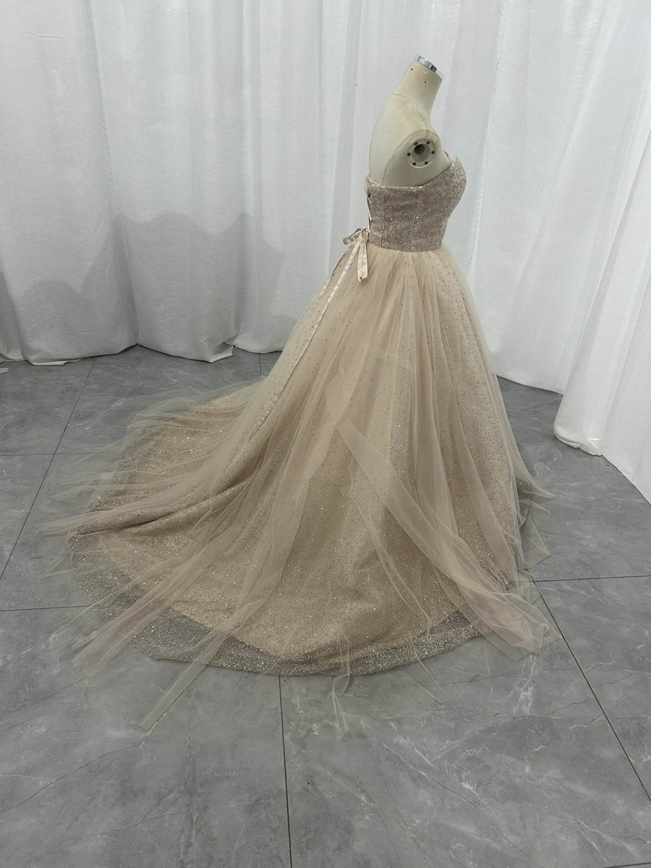 カラードレス 薄シャンパン色 ベアトップ ビジュー シークインチュール 花嫁 抜群におしゃれ度が際立つ