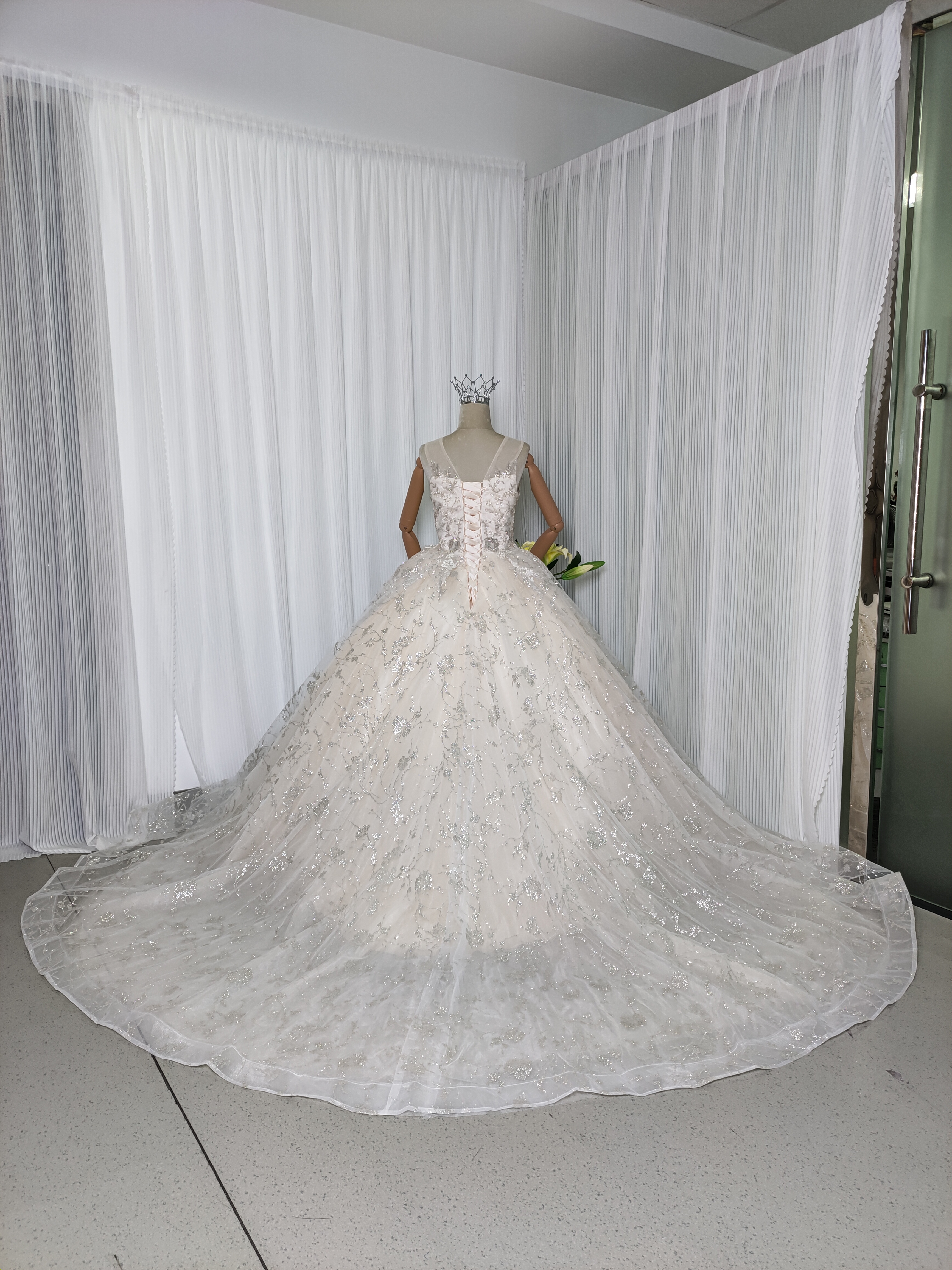 豪華！ウエディングドレス キラキラスパンコール キラキラ光るレース 抜群のおしゃれ見え 結婚式