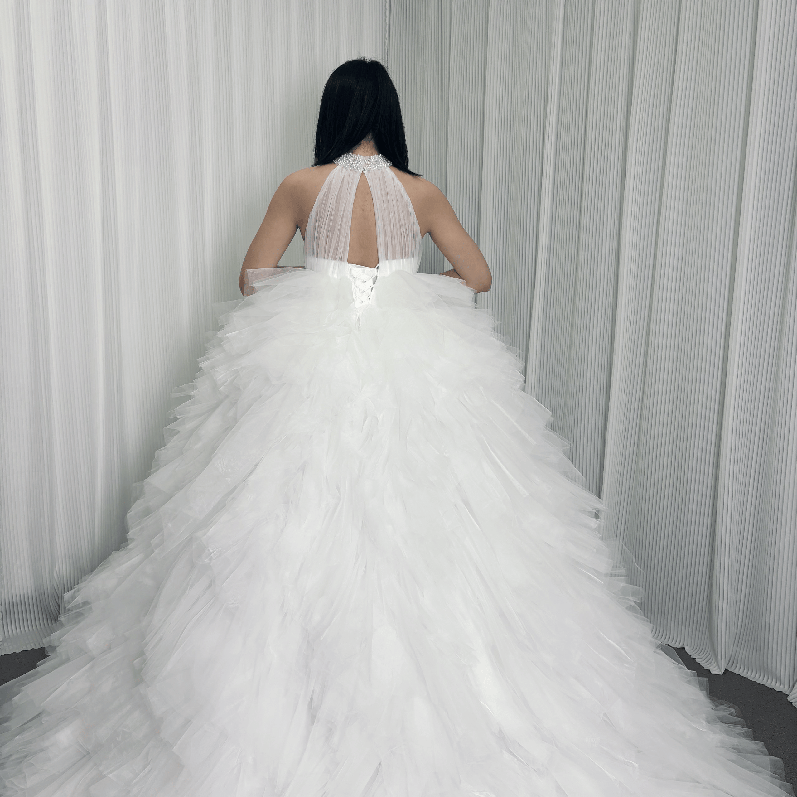 豪華！ウェディングドレス ホルターネック パール もこもこドレス 背中見せ 結婚式 前撮り