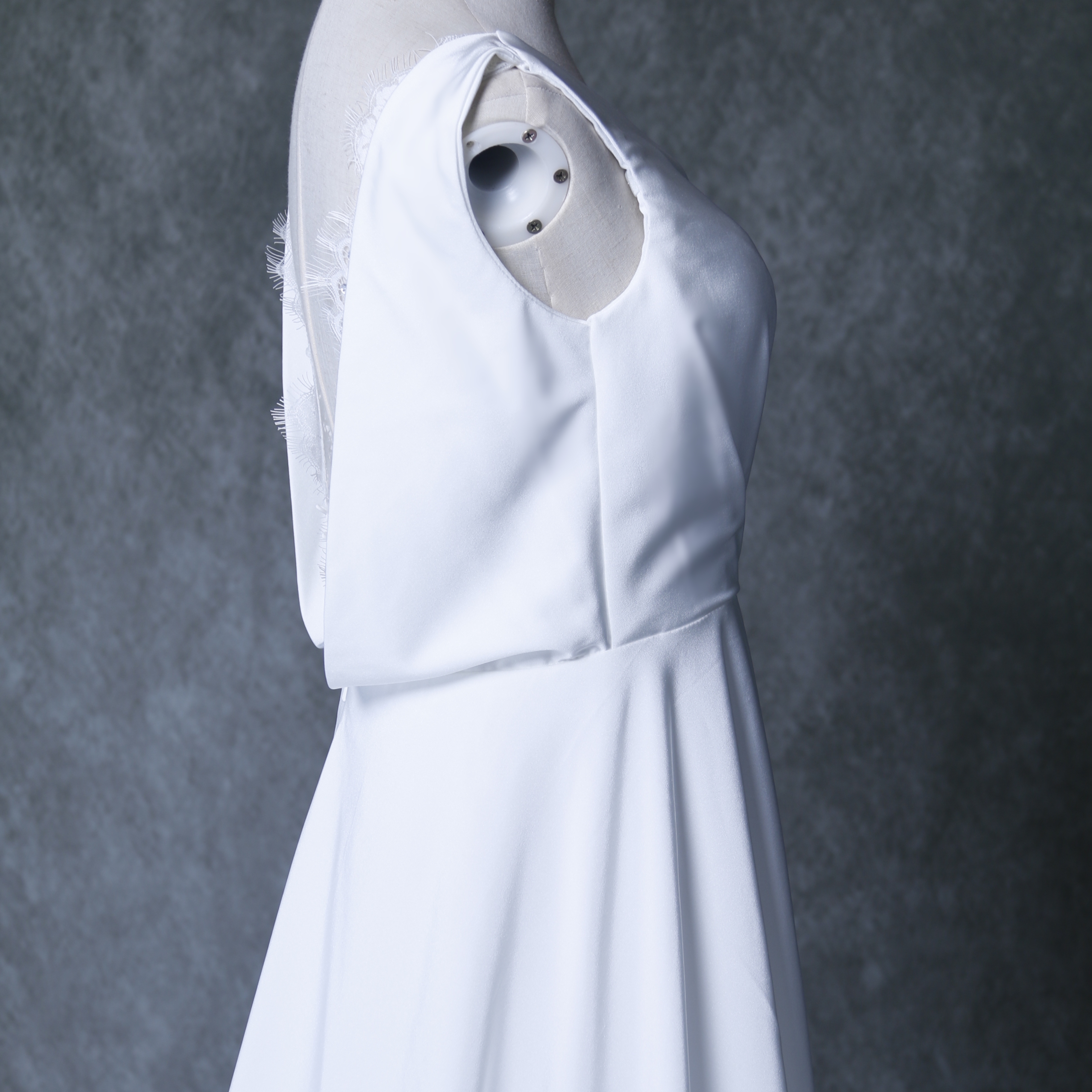 エレガント パーティードレス Vネック オフホワイト 美しいバックレース トレーン 二次会/前撮り