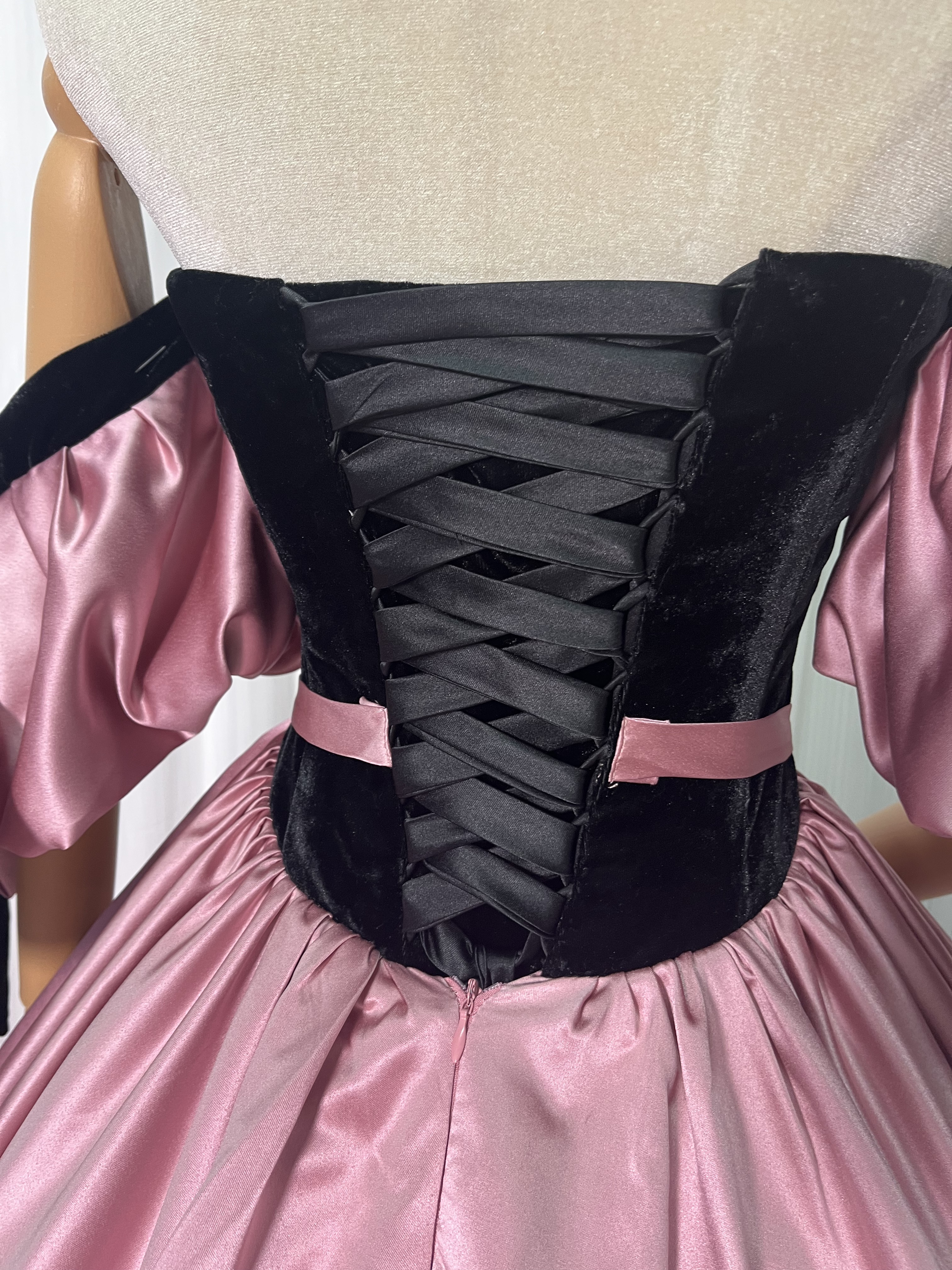 カラードレス ピンク 光沢サテン 黒 ビロード オフショルダー 編み上げ ふわふわドレス 前撮り