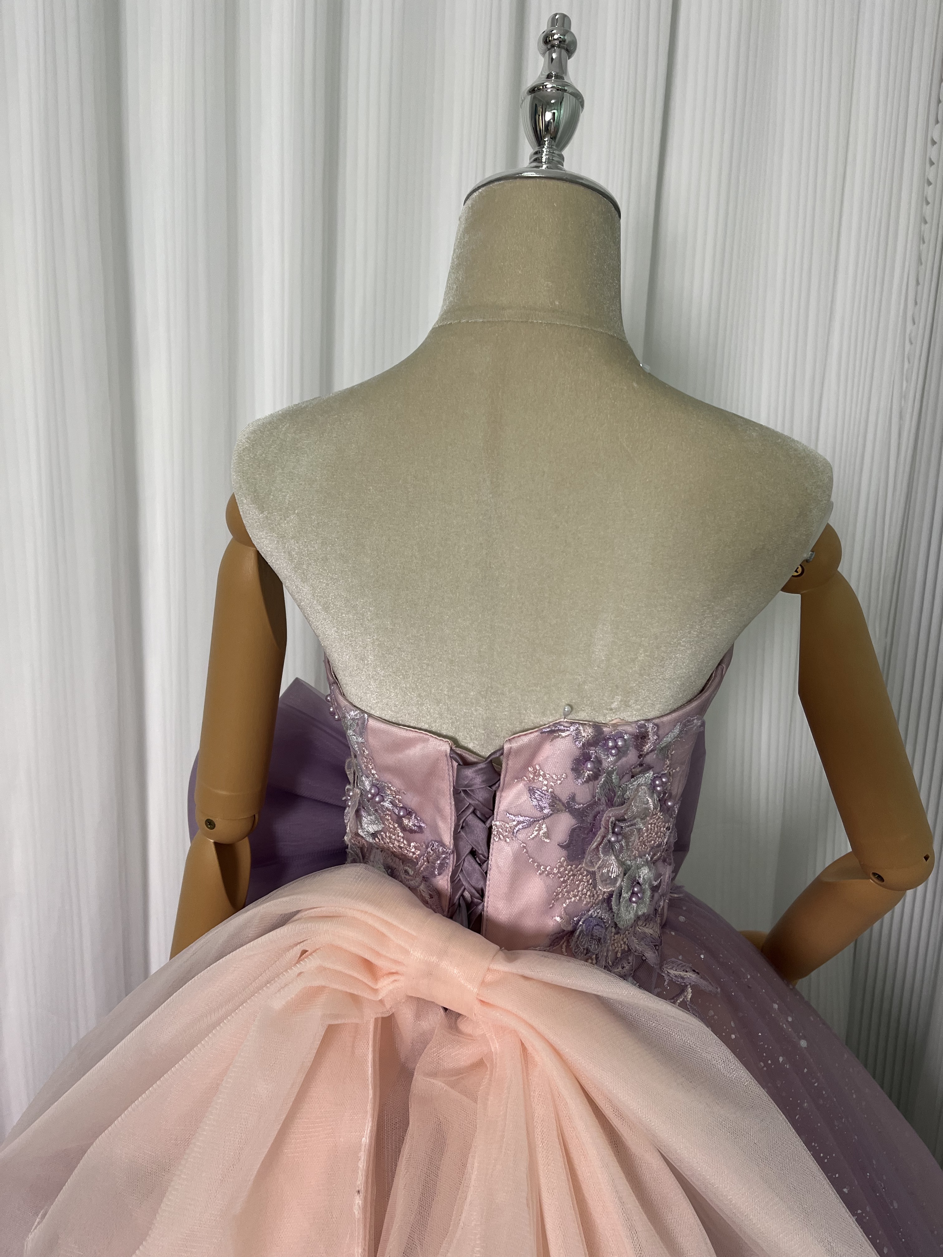 カラードレス パープル ベアトップ 3D立体レース刺繍 編み上げ 豪華なバックリボン キラキラチュール 派手な 花嫁